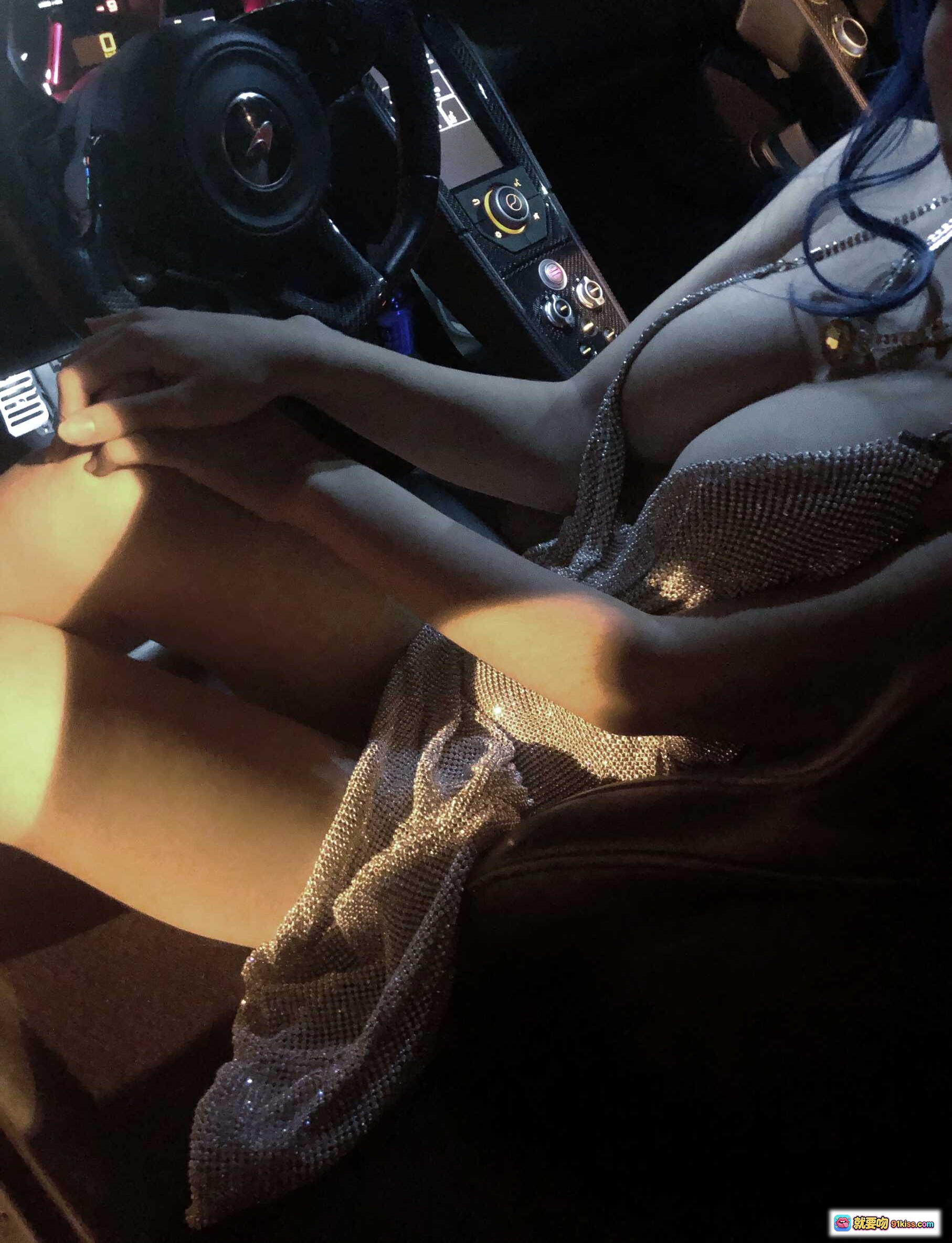 图片[8] - 一笑芳香沁 NO.014 圣路易斯蓝发美女性感写真 36P高清图集 白毛绒外套闪耀吊带 舞台灯光氛围感大片 - 就要吻