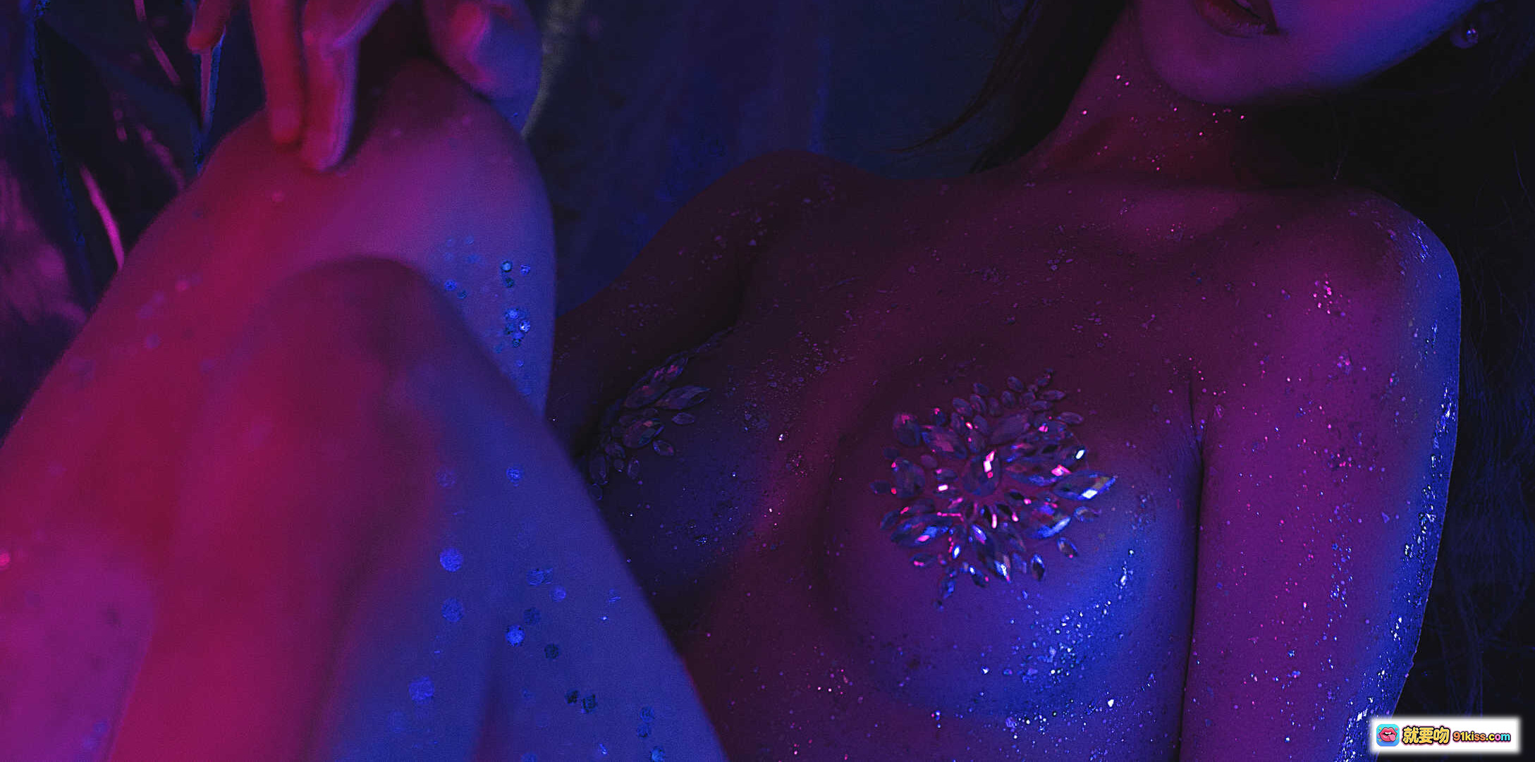 图片[5] - 抖娘利世NO.015繁星写真｜紫蓝霓虹光影+闪粉肌肤+性感侧身姿态｜20P高清图集 - 就要吻