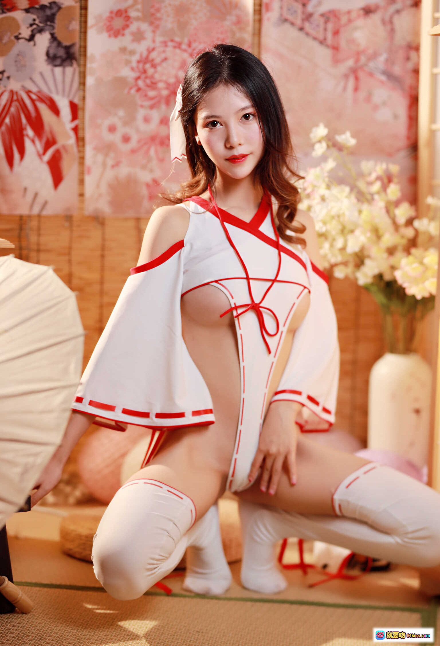 图片[7] - 抖娘利世NO.019女巫写真集40P109M 白色红边性感内衣 蜷腿跪坐姿态 丝袜美腿 日系风格摄影 - 就要吻