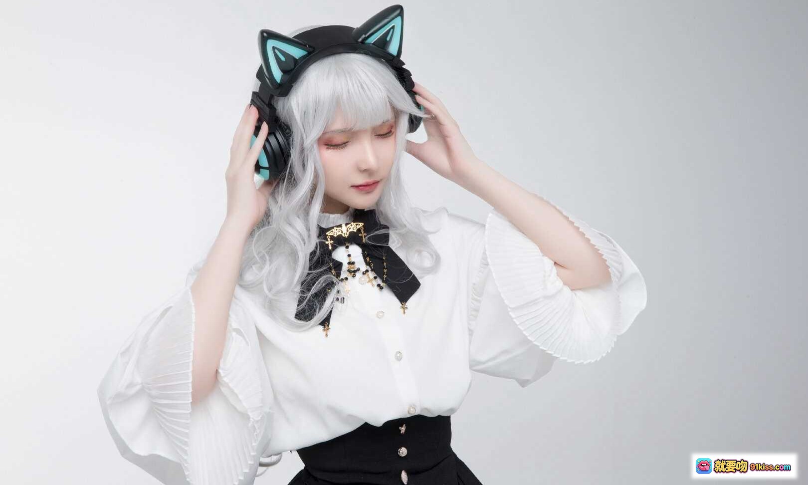 图片[2] - 妖舞耳机NO.026猫耳造型银发少女洛丽塔风穿搭白色衬衫黑裙电竞头戴式耳机时尚写真 - 就要吻
