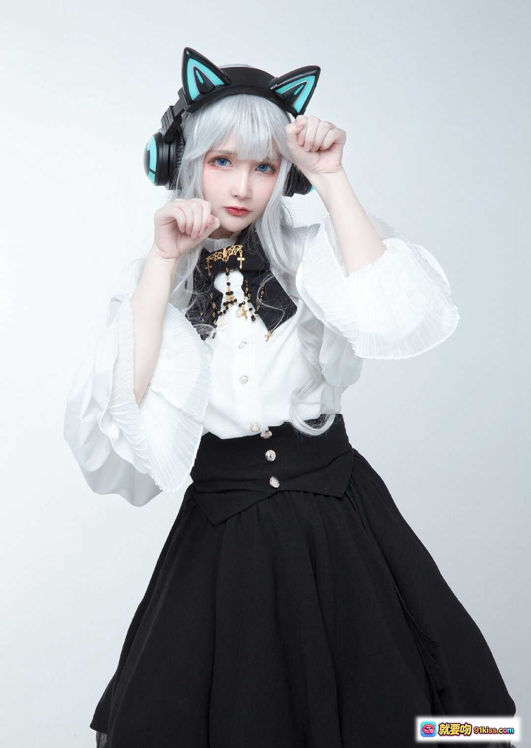 图片[1] - 妖舞耳机NO.026猫耳造型银发少女洛丽塔风穿搭白色衬衫黑裙电竞头戴式耳机时尚写真 - 就要吻