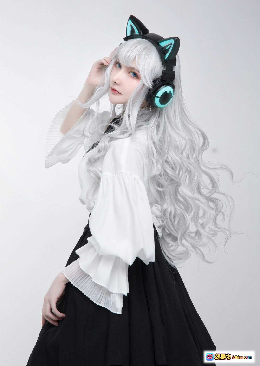 图片[3] - 妖舞耳机NO.026猫耳造型银发少女洛丽塔风穿搭白色衬衫黑裙电竞头戴式耳机时尚写真 - 就要吻