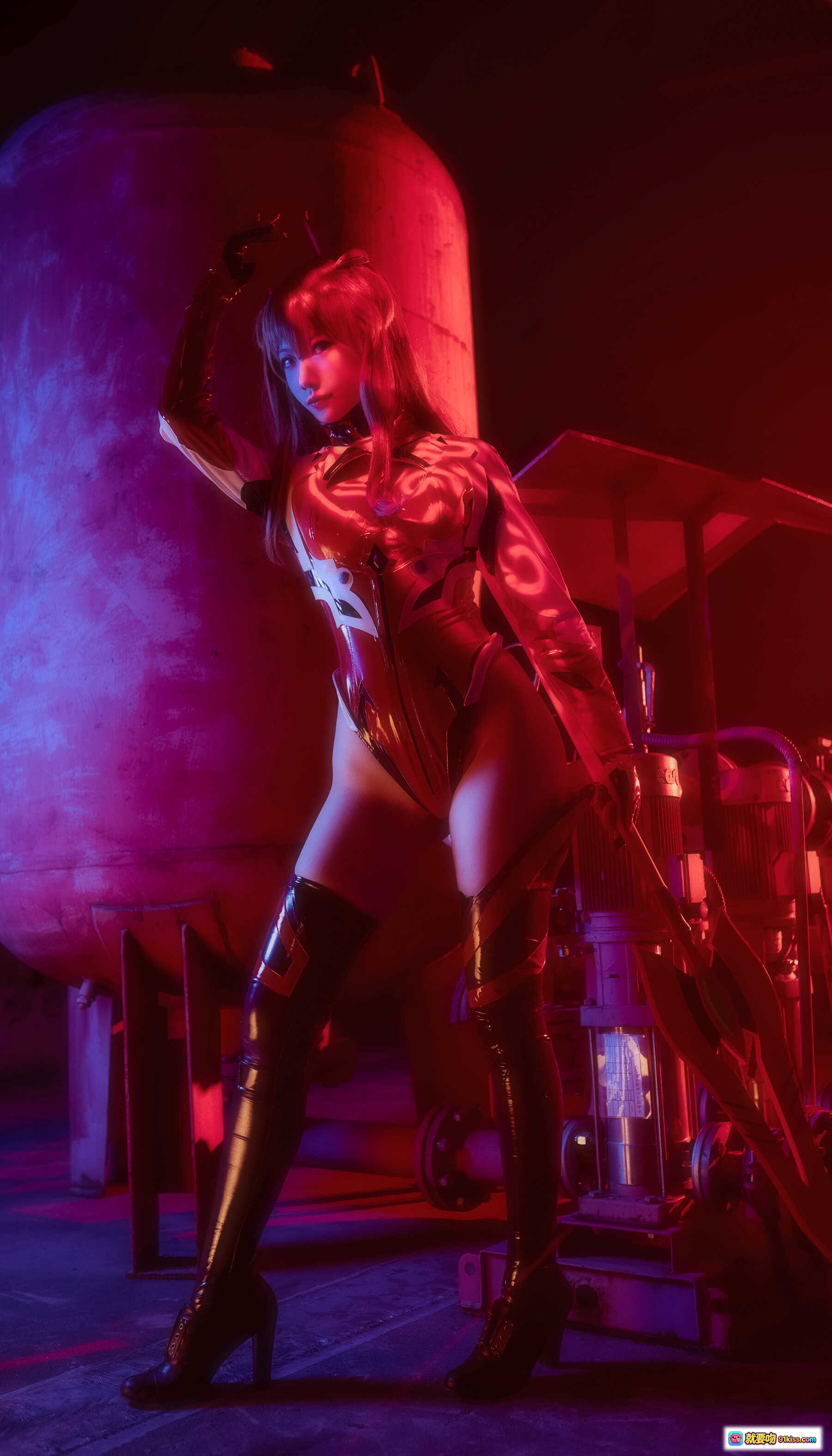 图片[8] - NO.015 妖少you1明日香COS写真｜红光工业风场景｜精致战损装束｜高跟长靴造型｜二次元角色还原 - 就要吻