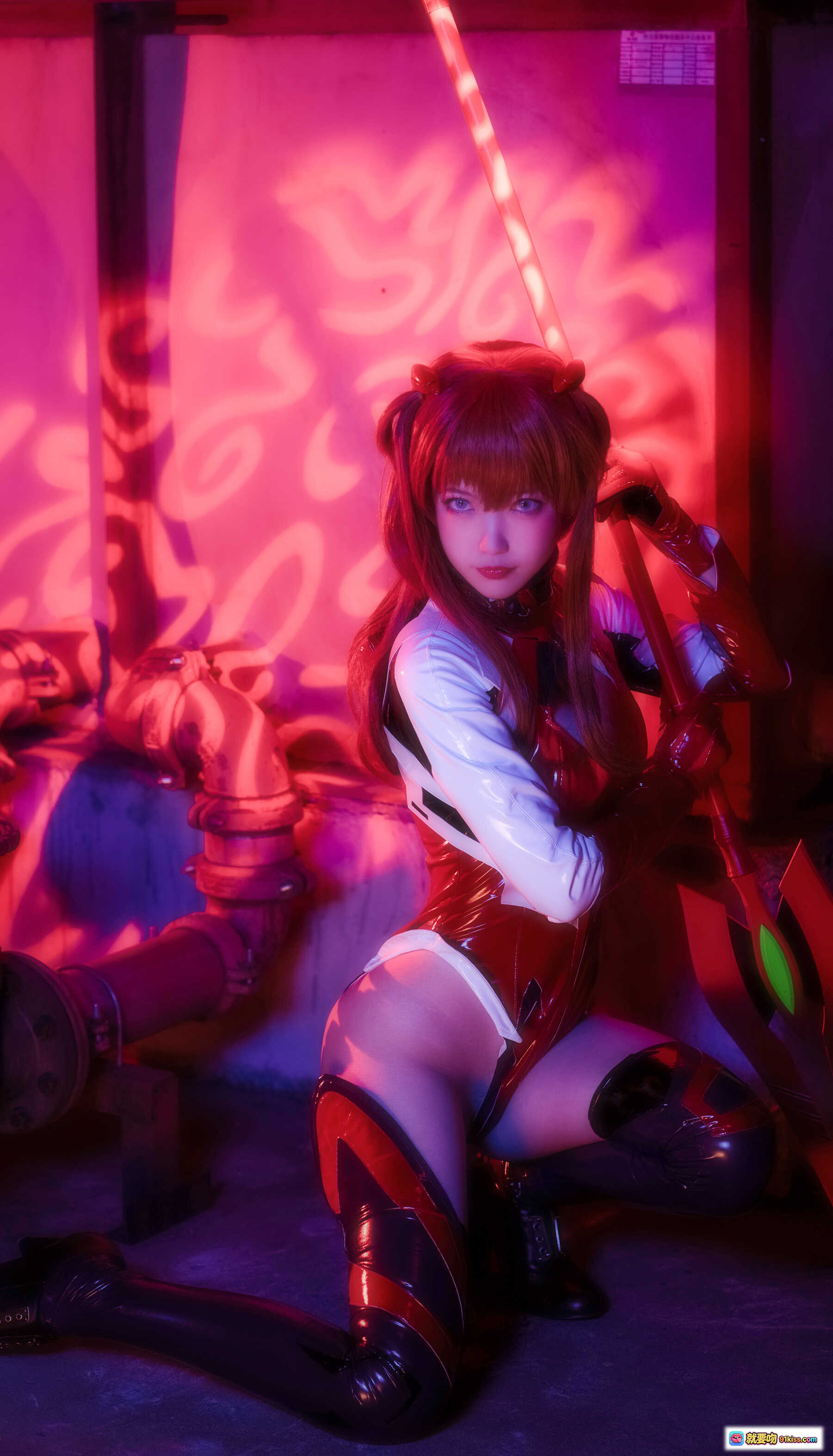 图片[3] - NO.015 妖少you1明日香COS写真｜红光工业风场景｜精致战损装束｜高跟长靴造型｜二次元角色还原 - 就要吻