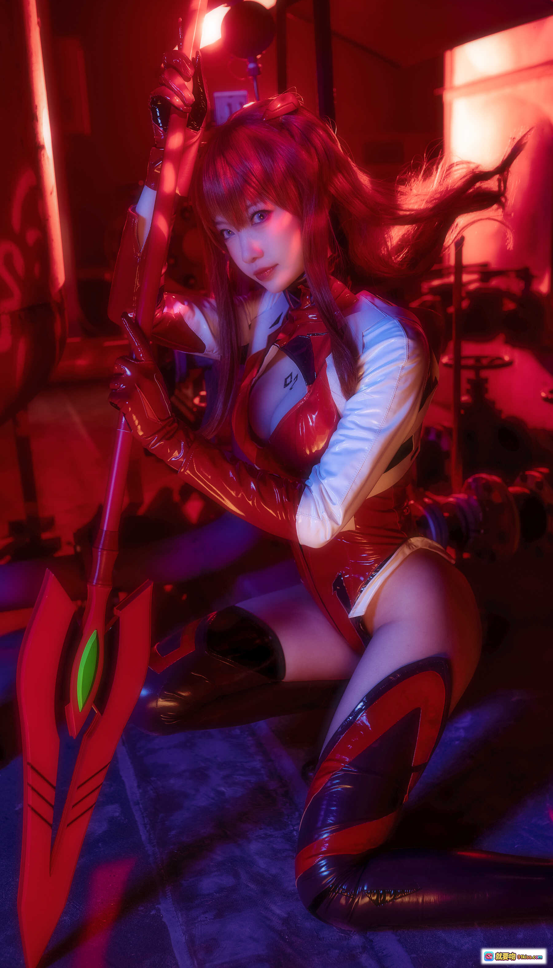 图片[6] - NO.015 妖少you1明日香COS写真｜红光工业风场景｜精致战损装束｜高跟长靴造型｜二次元角色还原 - 就要吻