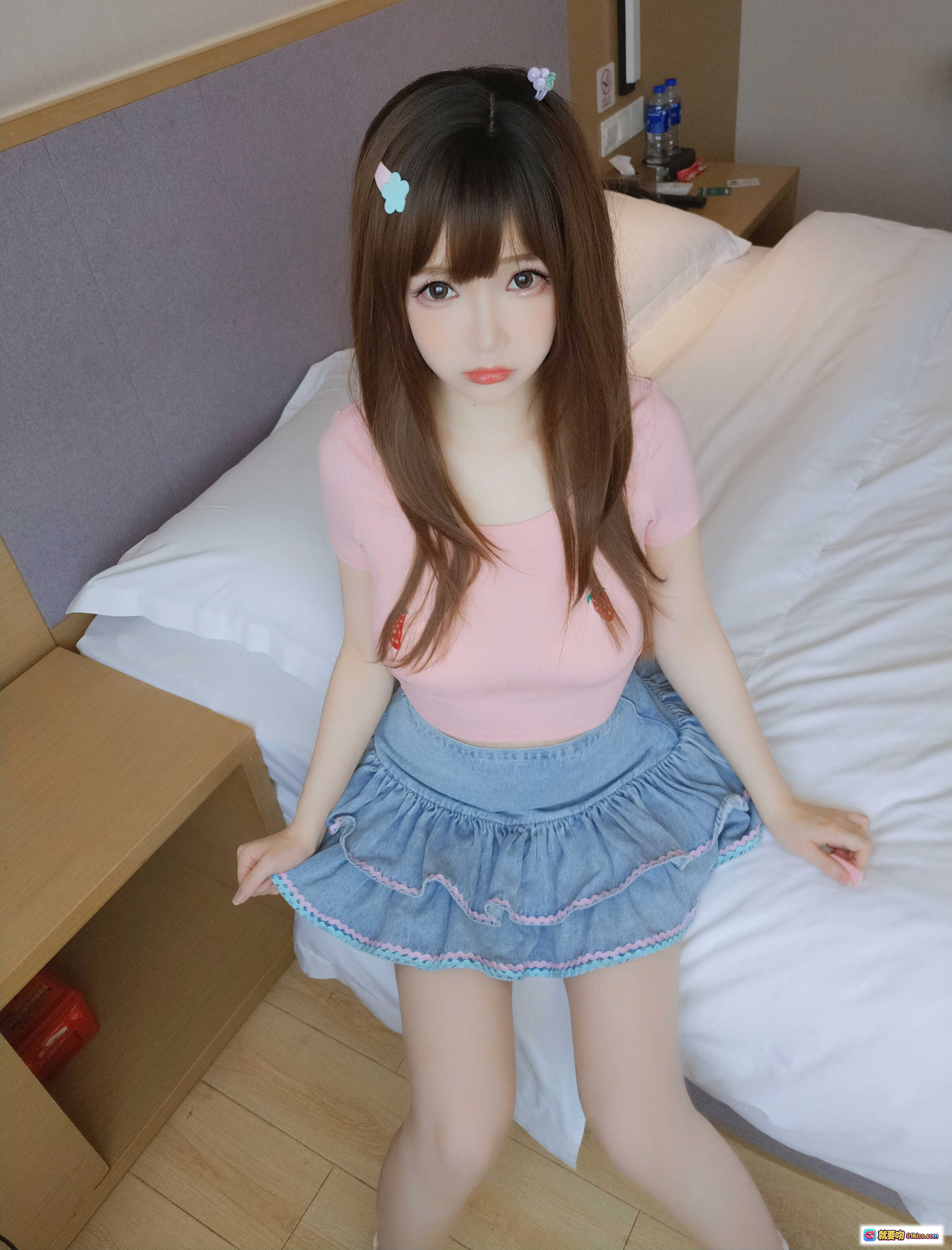 图片[1] - 雪晴Astra NO.030 短裙妹妹甜美穿搭粉色上衣牛仔裙蝴蝶发夹酒店床拍写真140P - 就要吻