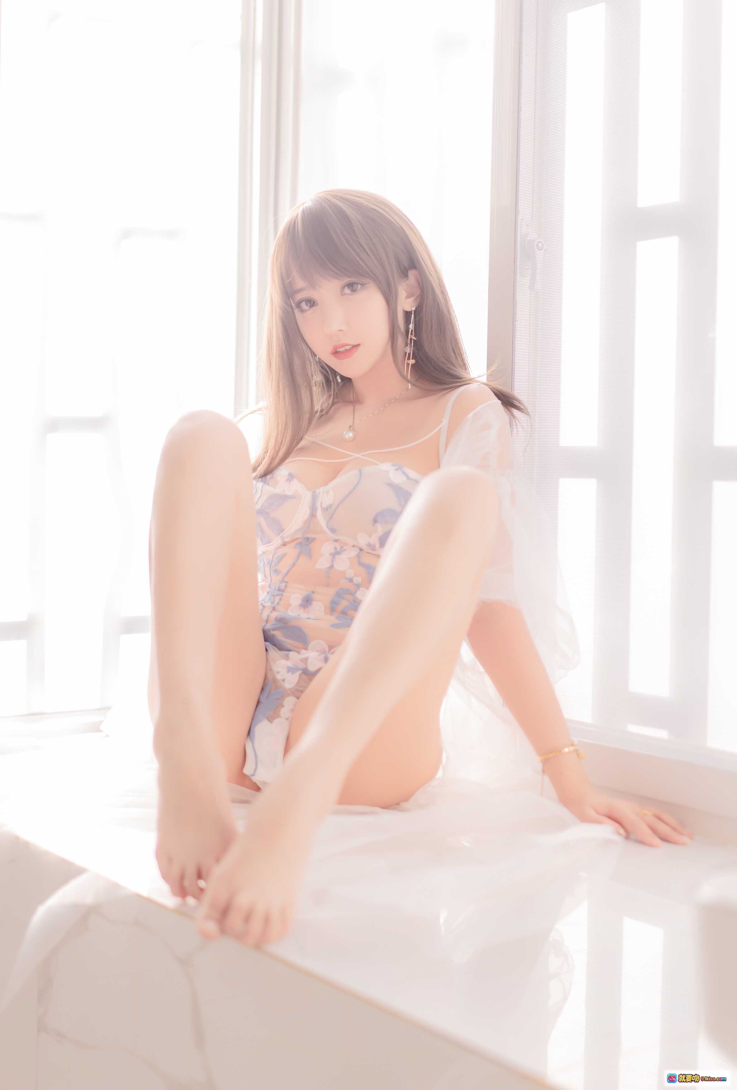 图片[10] - 午后温柔少女写真｜蓝花透视内衣+白纱巾轻搭｜香奈儿手链珍珠项链点缀｜窗边柔光私房美拍 - 就要吻