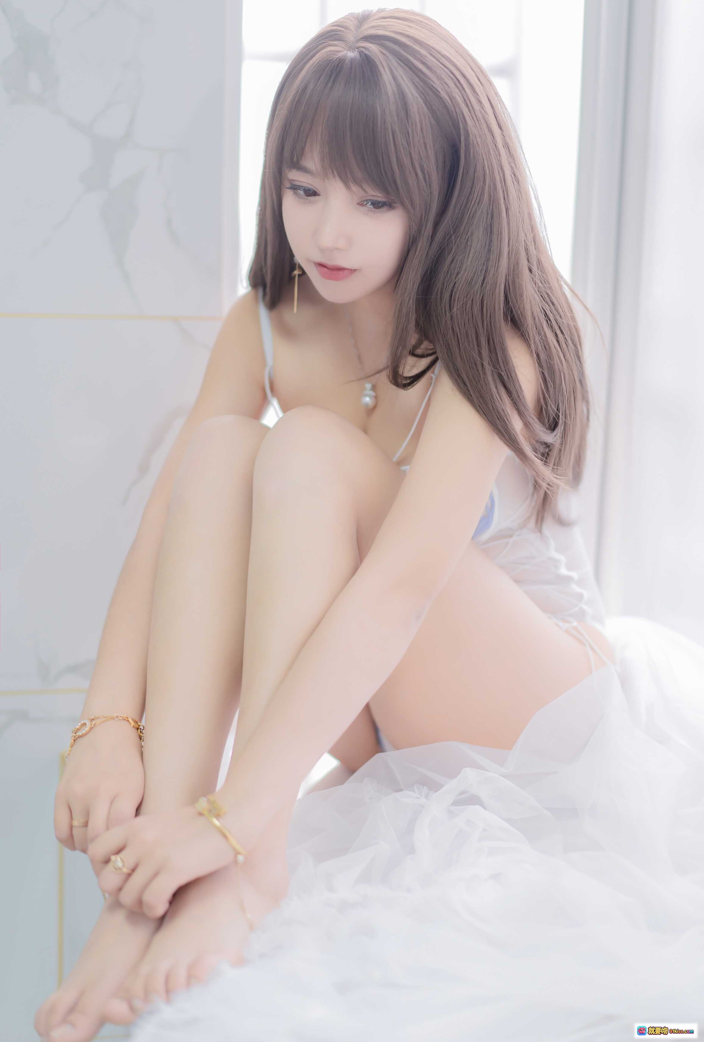 图片[2] - 午后温柔少女写真｜蓝花透视内衣+白纱巾轻搭｜香奈儿手链珍珠项链点缀｜窗边柔光私房美拍 - 就要吻