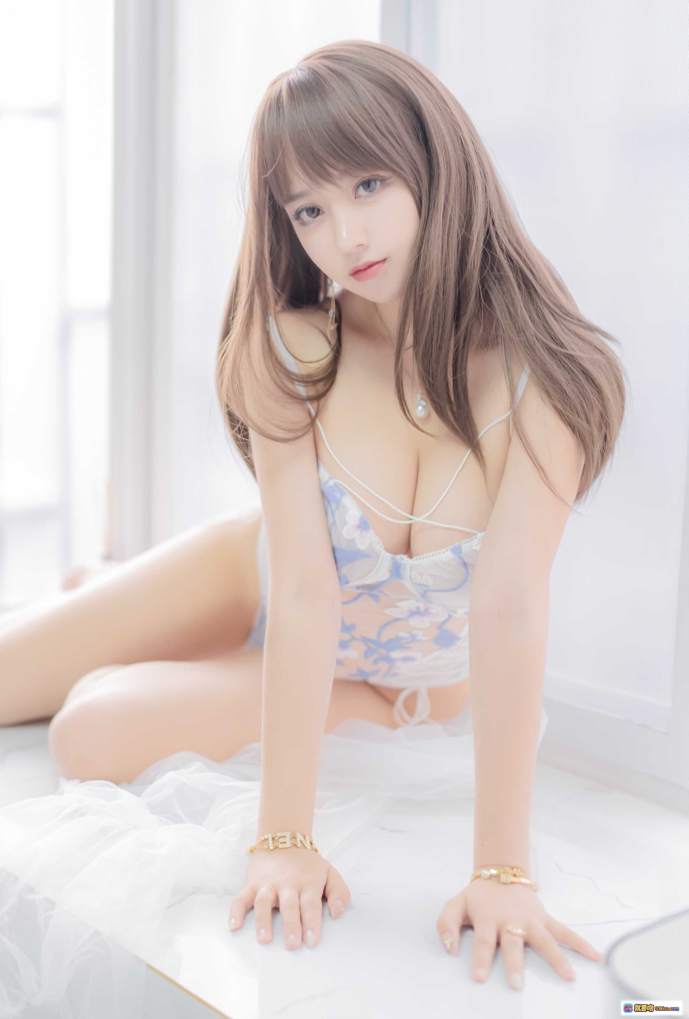 图片[9] - 午后温柔少女写真｜蓝花透视内衣+白纱巾轻搭｜香奈儿手链珍珠项链点缀｜窗边柔光私房美拍 - 就要吻