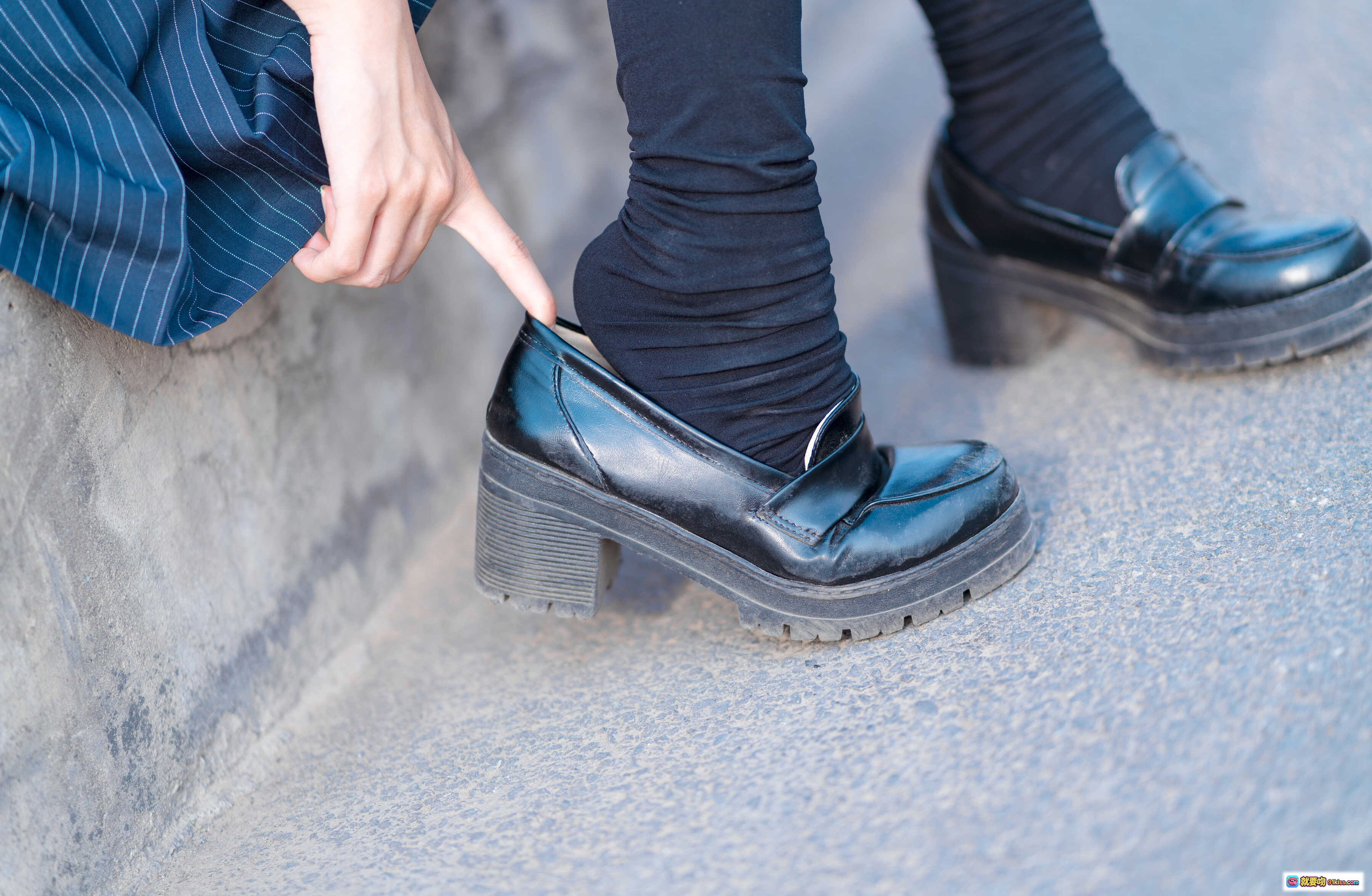 图片[3] - 蠢沫沫NO.003 JK制服写真｜深蓝百褶裙+黑色中筒袜+厚底皮鞋｜校园风美腿特写 - 就要吻