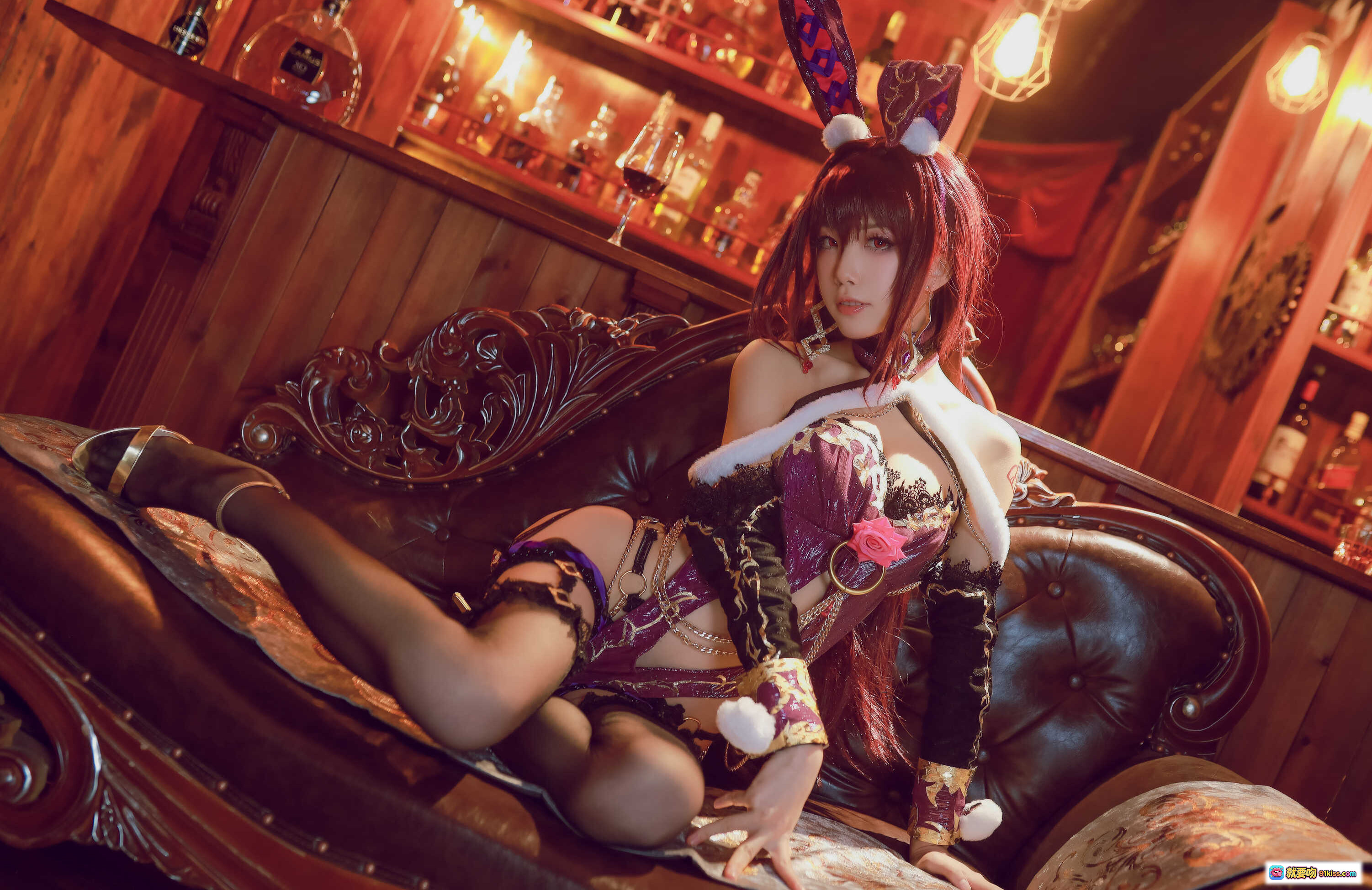 图片[8] - 水淼 NO.039 斯卡哈 Cosplay 美女酒吧写真 25P 76MB 兔耳黑丝性感诱惑 木质酒架暖光氛围 - 就要吻