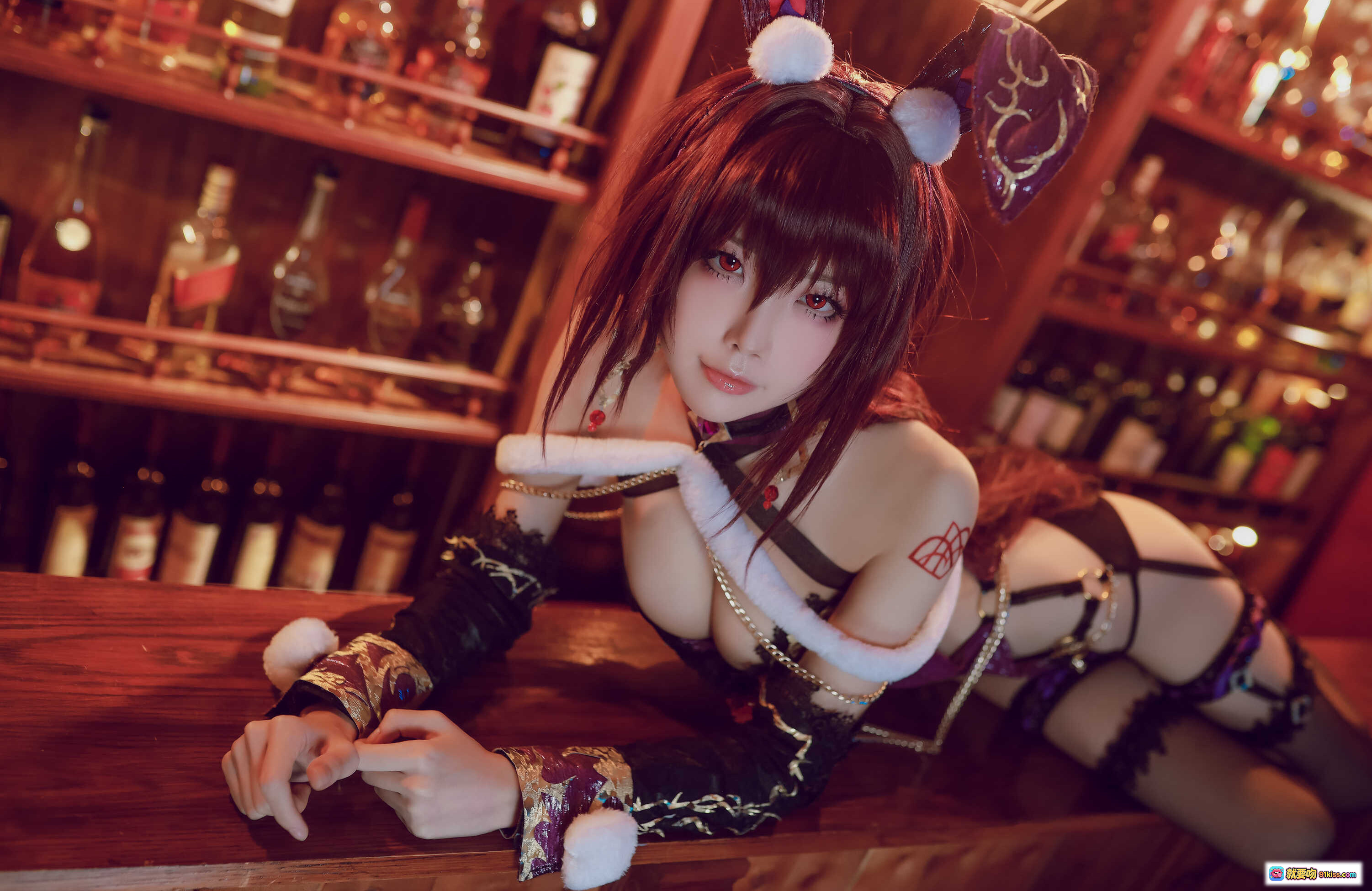 图片[9] - 水淼 NO.039 斯卡哈 Cosplay 美女酒吧写真 25P 76MB 兔耳黑丝性感诱惑 木质酒架暖光氛围 - 就要吻