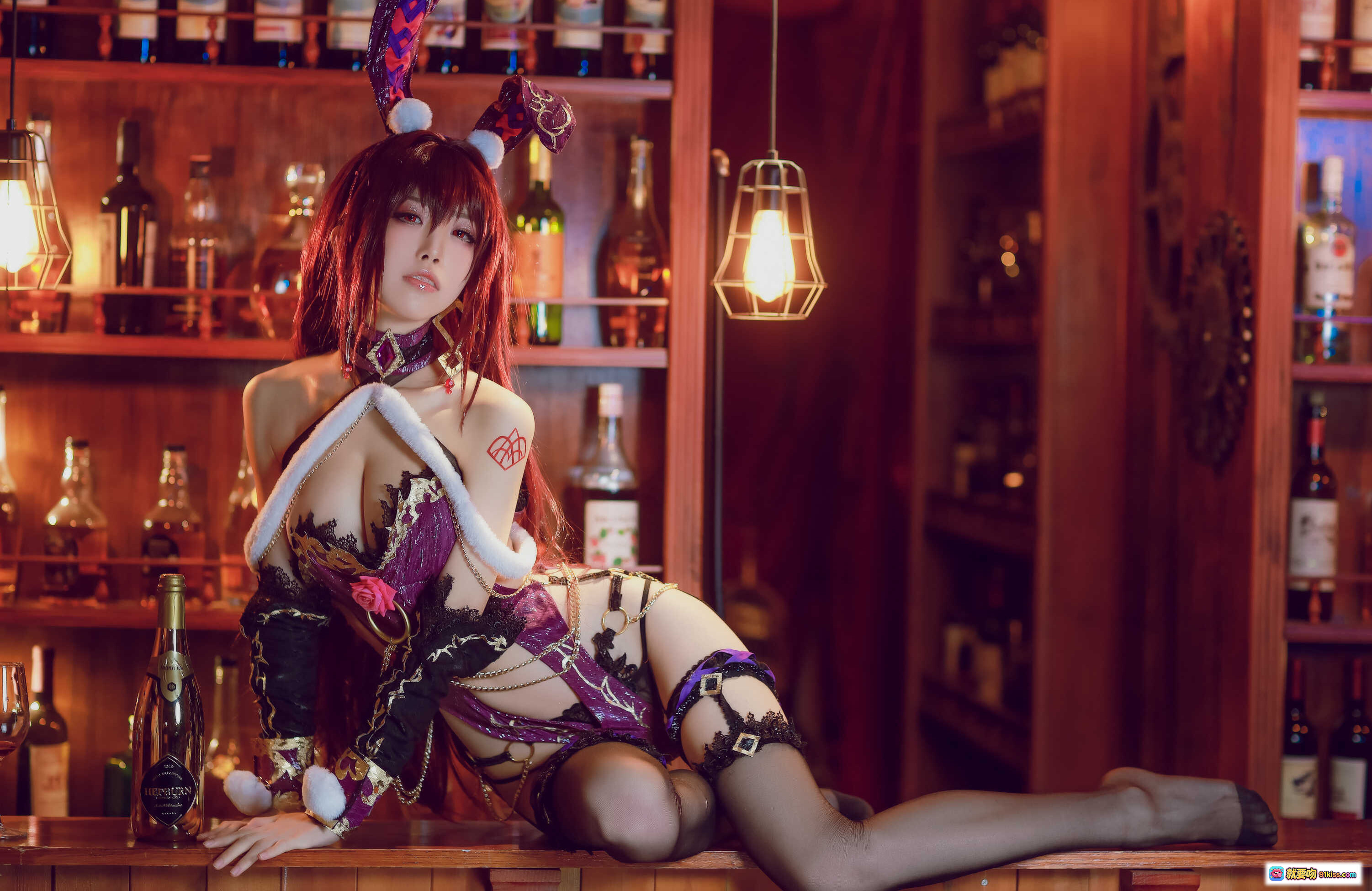 图片[3] - 水淼 NO.039 斯卡哈 Cosplay 美女酒吧写真 25P 76MB 兔耳黑丝性感诱惑 木质酒架暖光氛围 - 就要吻