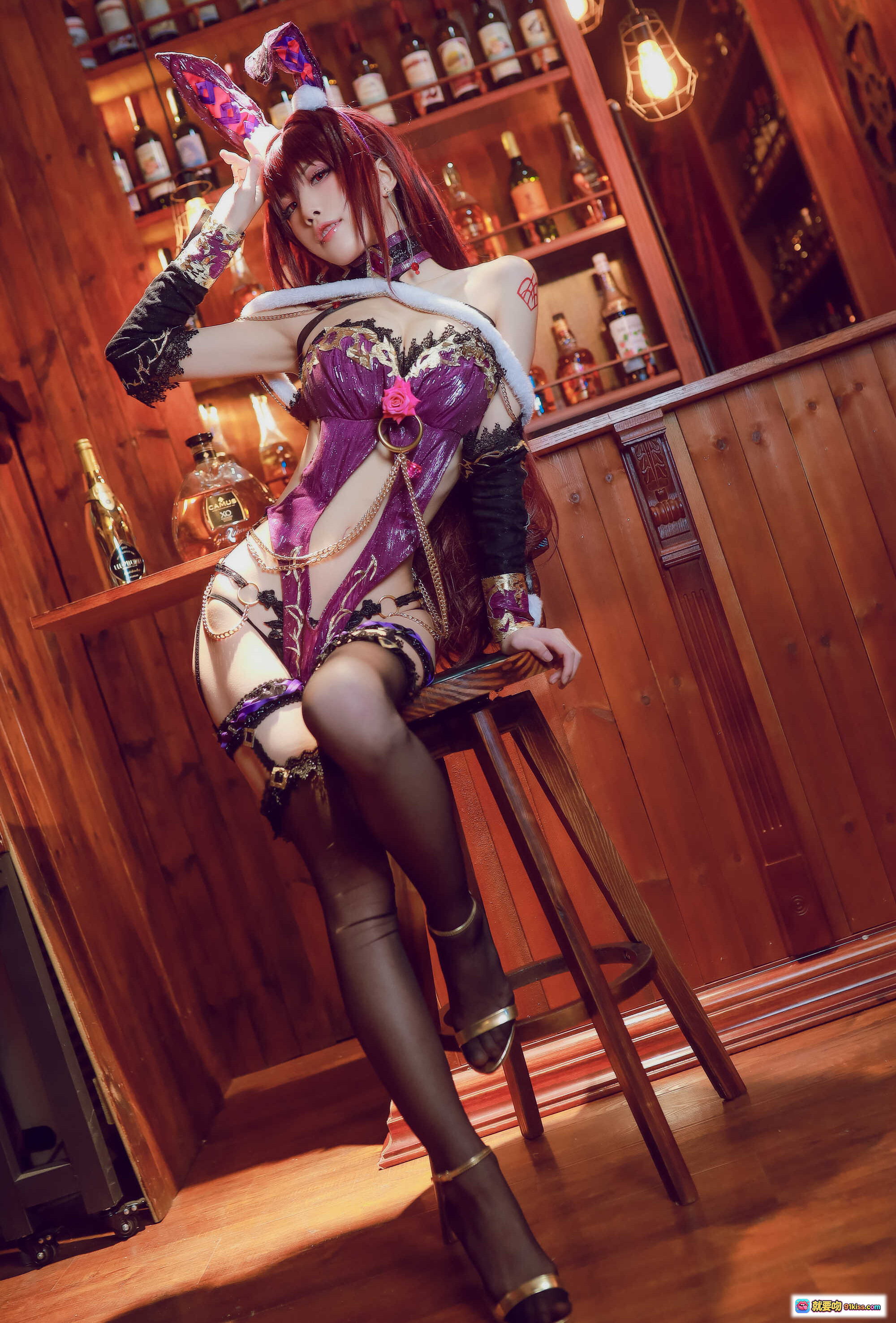 图片[4] - 水淼 NO.039 斯卡哈 Cosplay 美女酒吧写真 25P 76MB 兔耳黑丝性感诱惑 木质酒架暖光氛围 - 就要吻