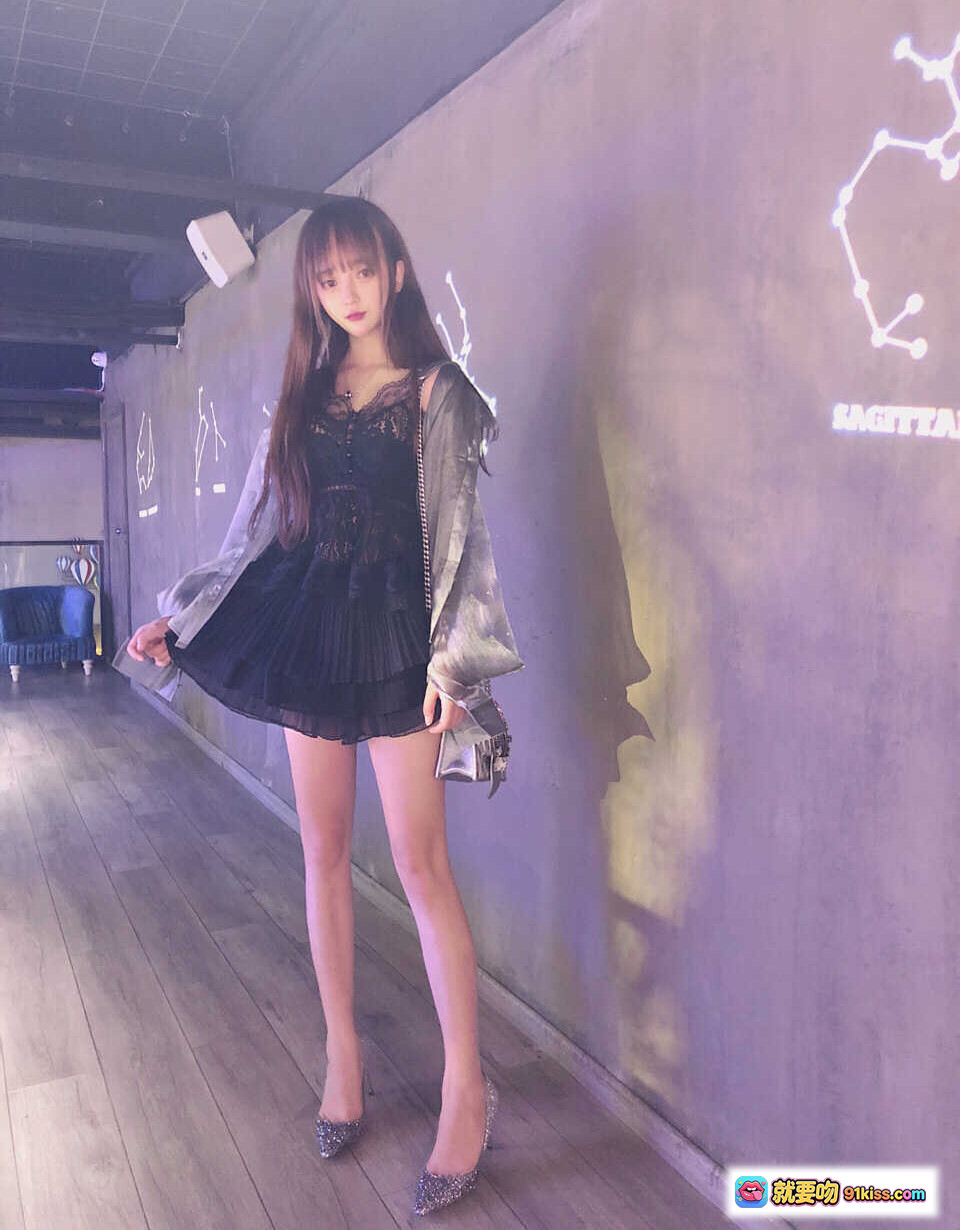 图片[3] - 米线日常穿搭：Dolce&Gabbana白色连帽卫衣+黑色紧身裤+链条包，简约时尚室内自拍风格 - 就要吻