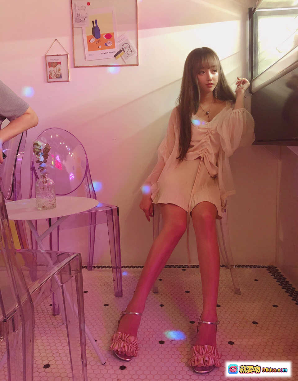 图片[4] - 米线日常穿搭：Dolce&Gabbana白色连帽卫衣+黑色紧身裤+链条包，简约时尚室内自拍风格 - 就要吻