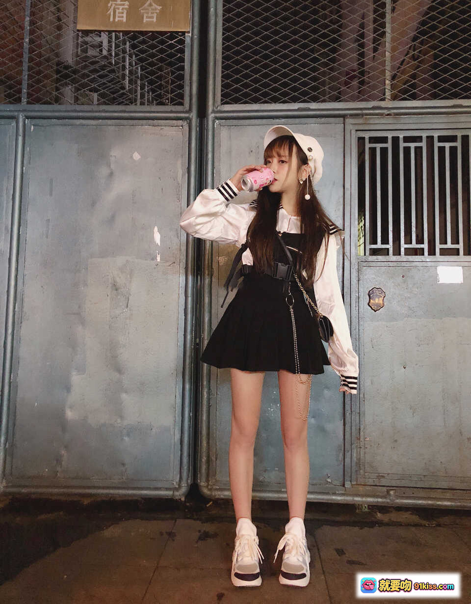 图片[7] - 米线日常穿搭：Dolce&Gabbana白色连帽卫衣+黑色紧身裤+链条包，简约时尚室内自拍风格 - 就要吻