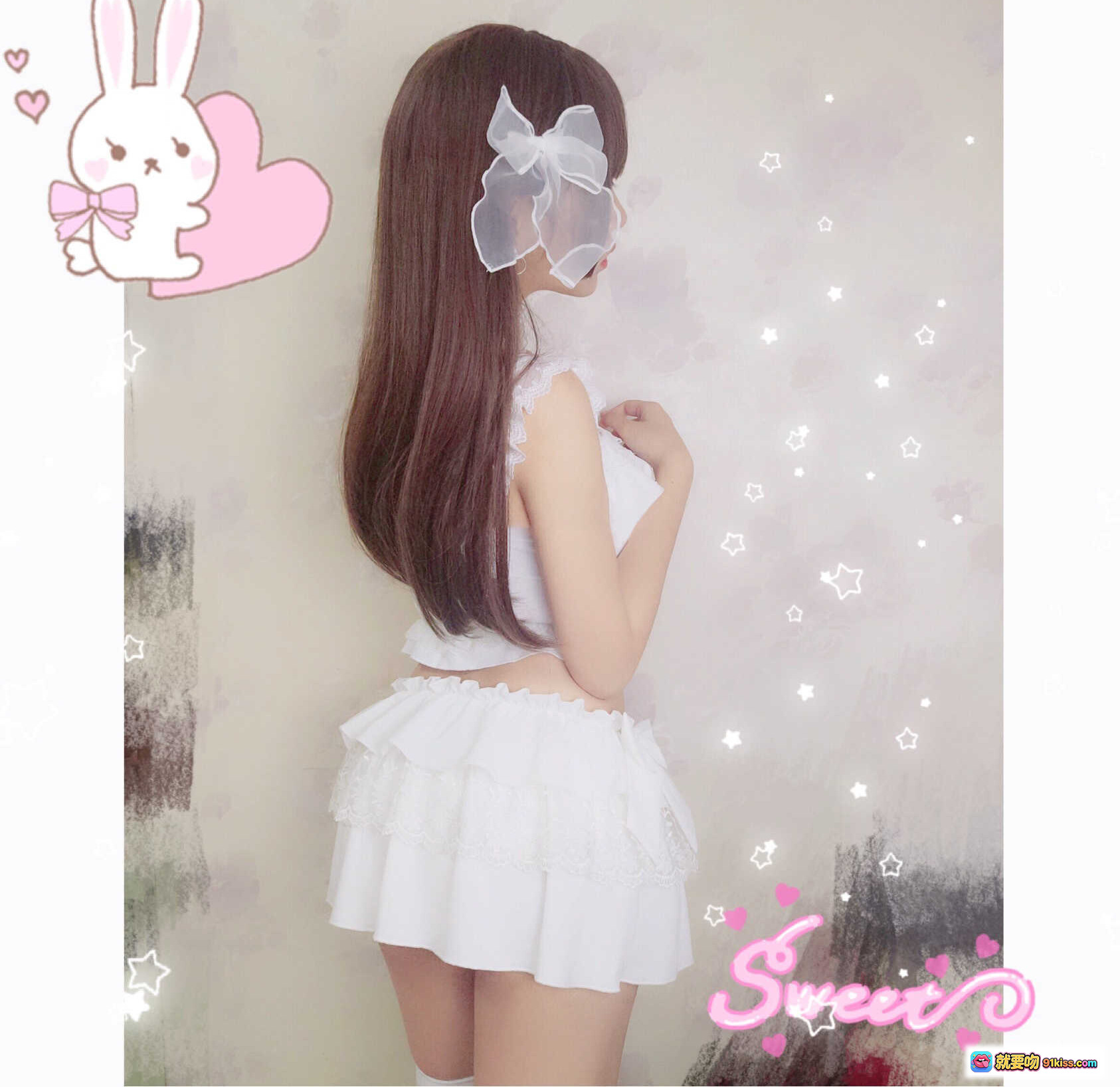 图片[10] - 米线日常穿搭：Dolce&Gabbana白色连帽卫衣+黑色紧身裤+链条包，简约时尚室内自拍风格 - 就要吻