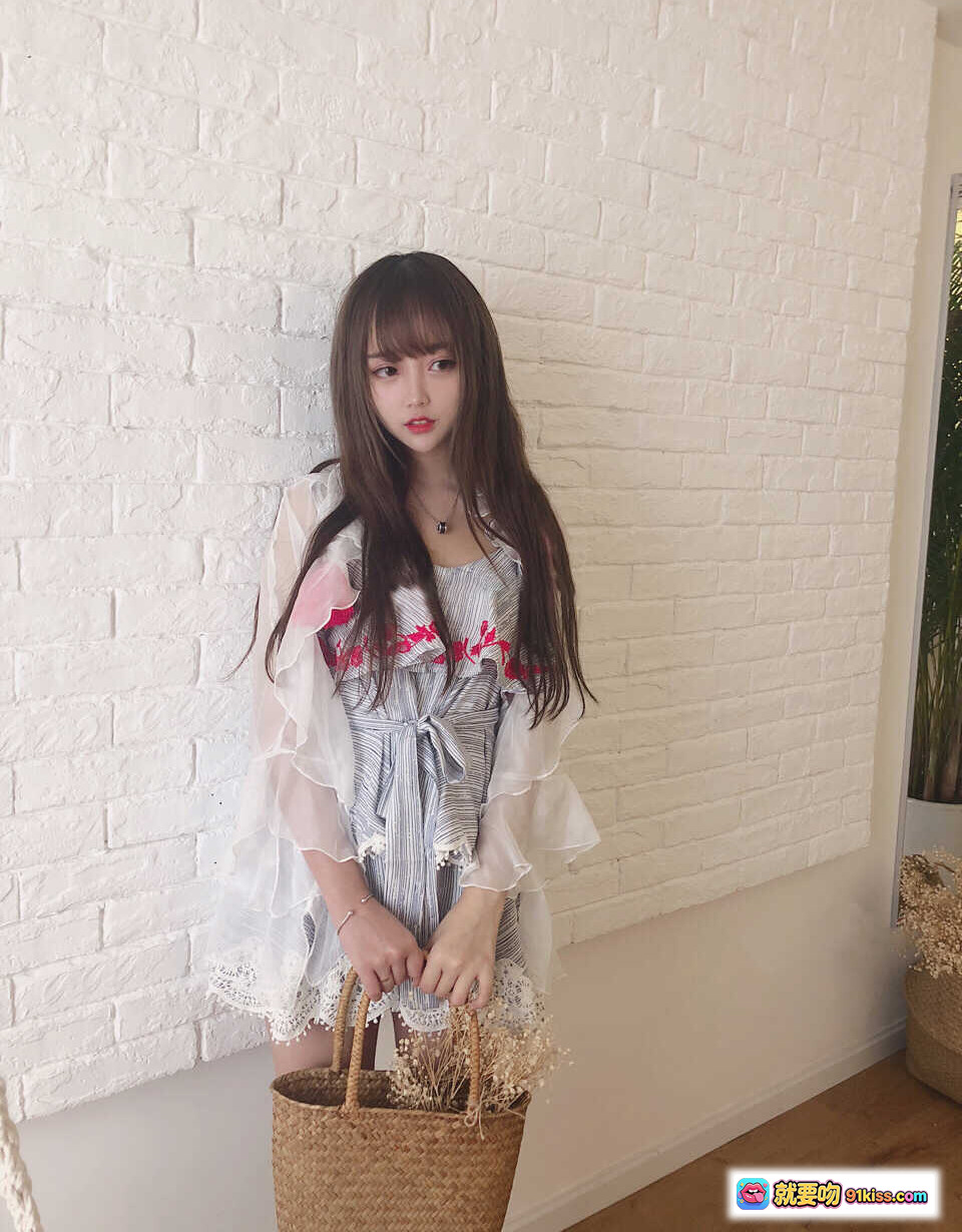 图片[2] - 米线日常穿搭：Dolce&Gabbana白色连帽卫衣+黑色紧身裤+链条包，简约时尚室内自拍风格 - 就要吻