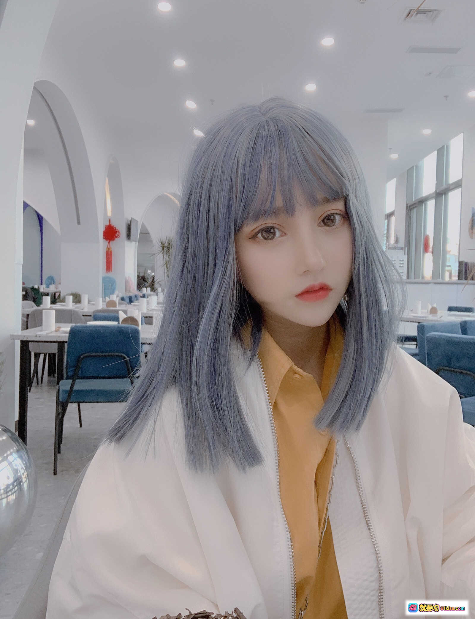 图片[6] - 米线日常穿搭：Dolce&Gabbana白色连帽卫衣+黑色紧身裤+链条包，简约时尚室内自拍风格 - 就要吻