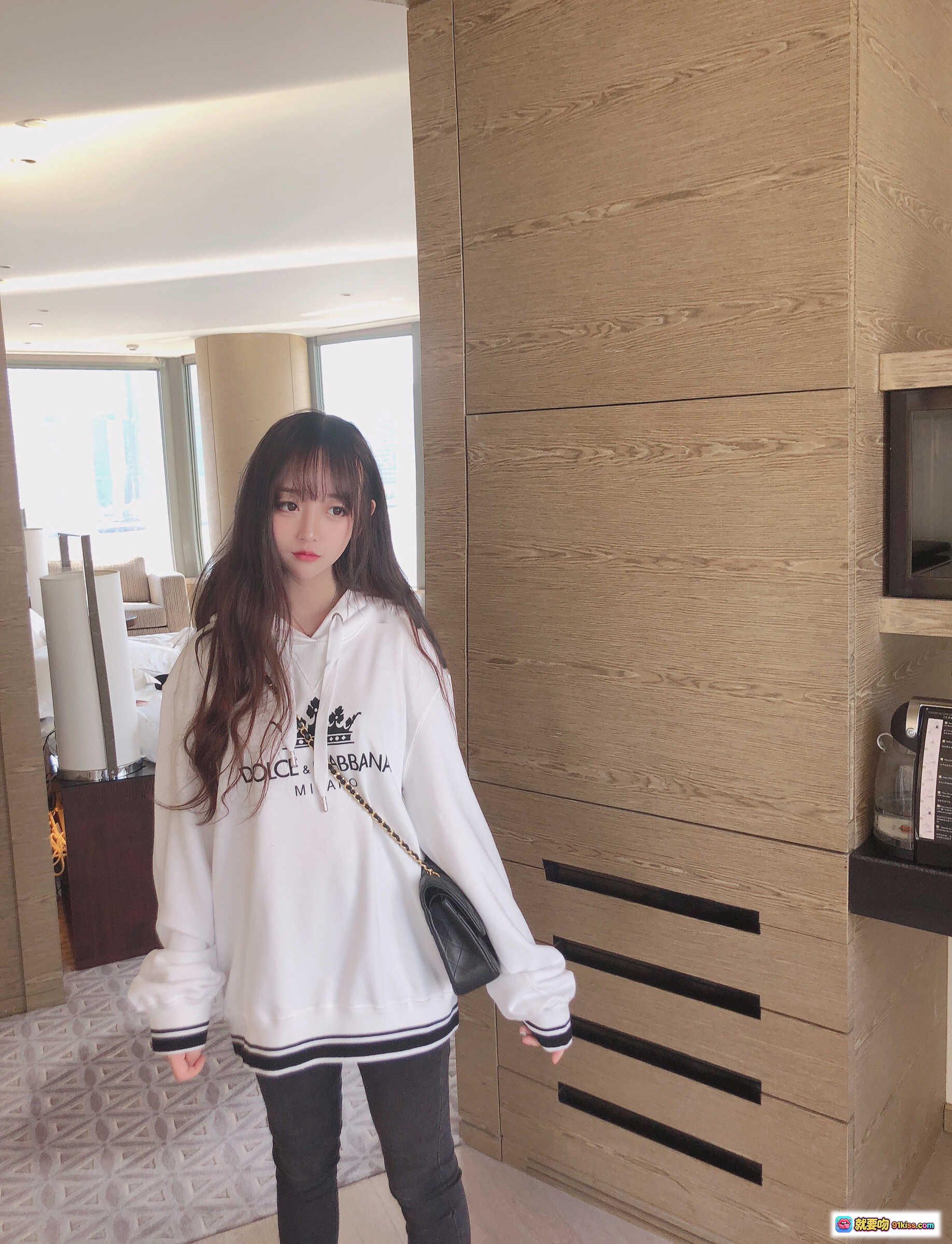 米线日常穿搭：Dolce&Gabbana白色连帽卫衣+黑色紧身裤+链条包，简约时尚室内自拍风格 - 就要吻