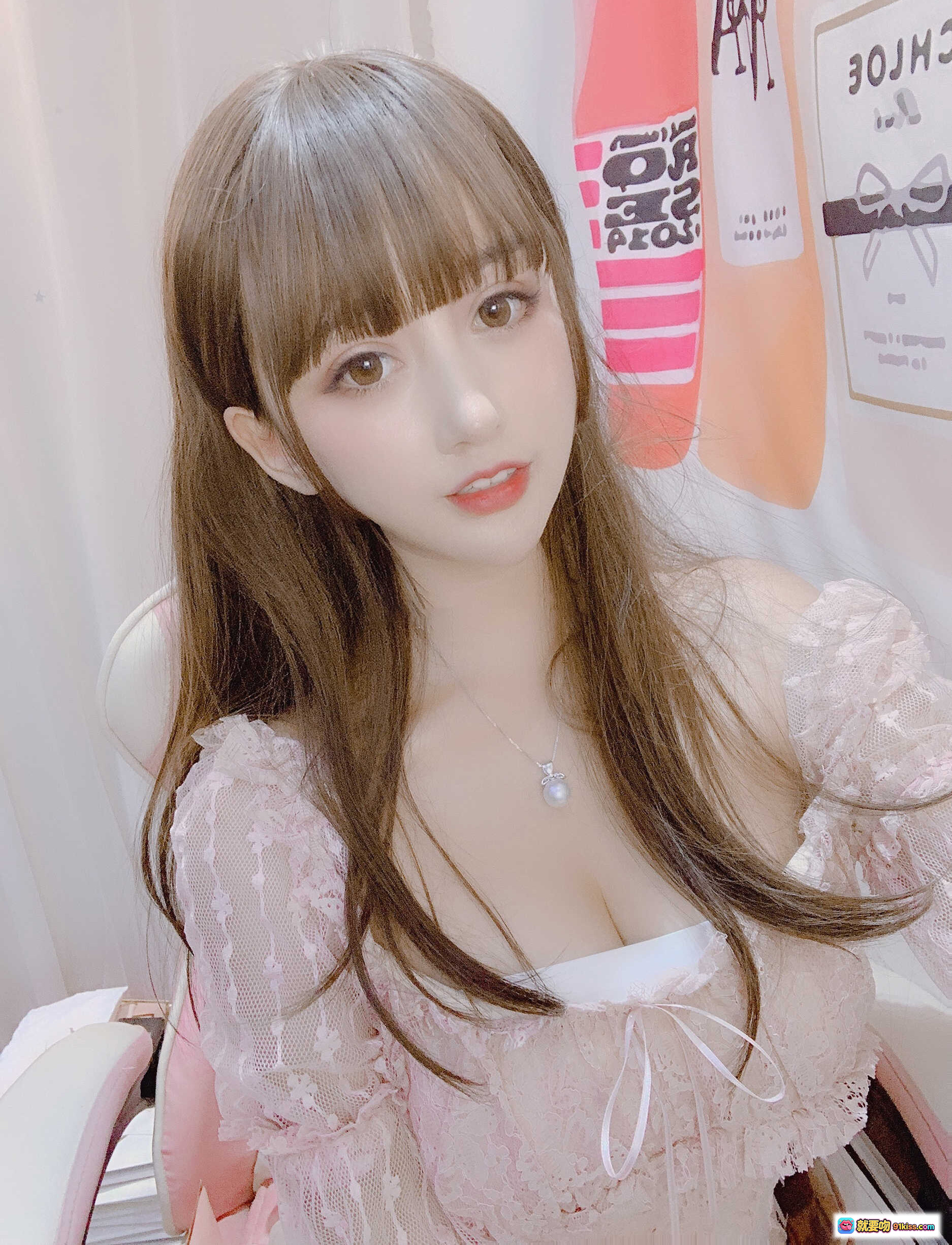 图片[5] - 米线日常穿搭：Dolce&Gabbana白色连帽卫衣+黑色紧身裤+链条包，简约时尚室内自拍风格 - 就要吻