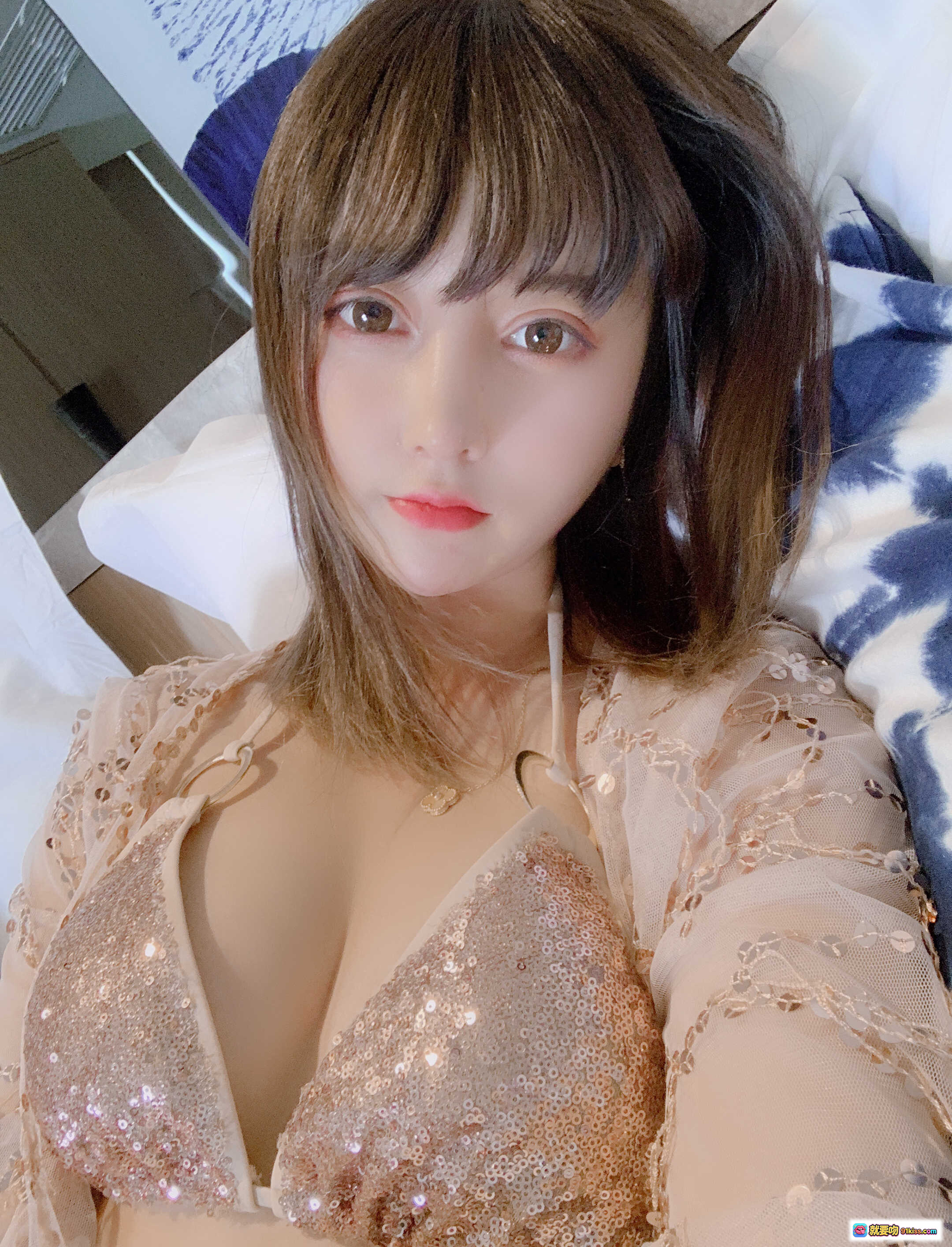 图片[8] - 米线日常穿搭：Dolce&Gabbana白色连帽卫衣+黑色紧身裤+链条包，简约时尚室内自拍风格 - 就要吻