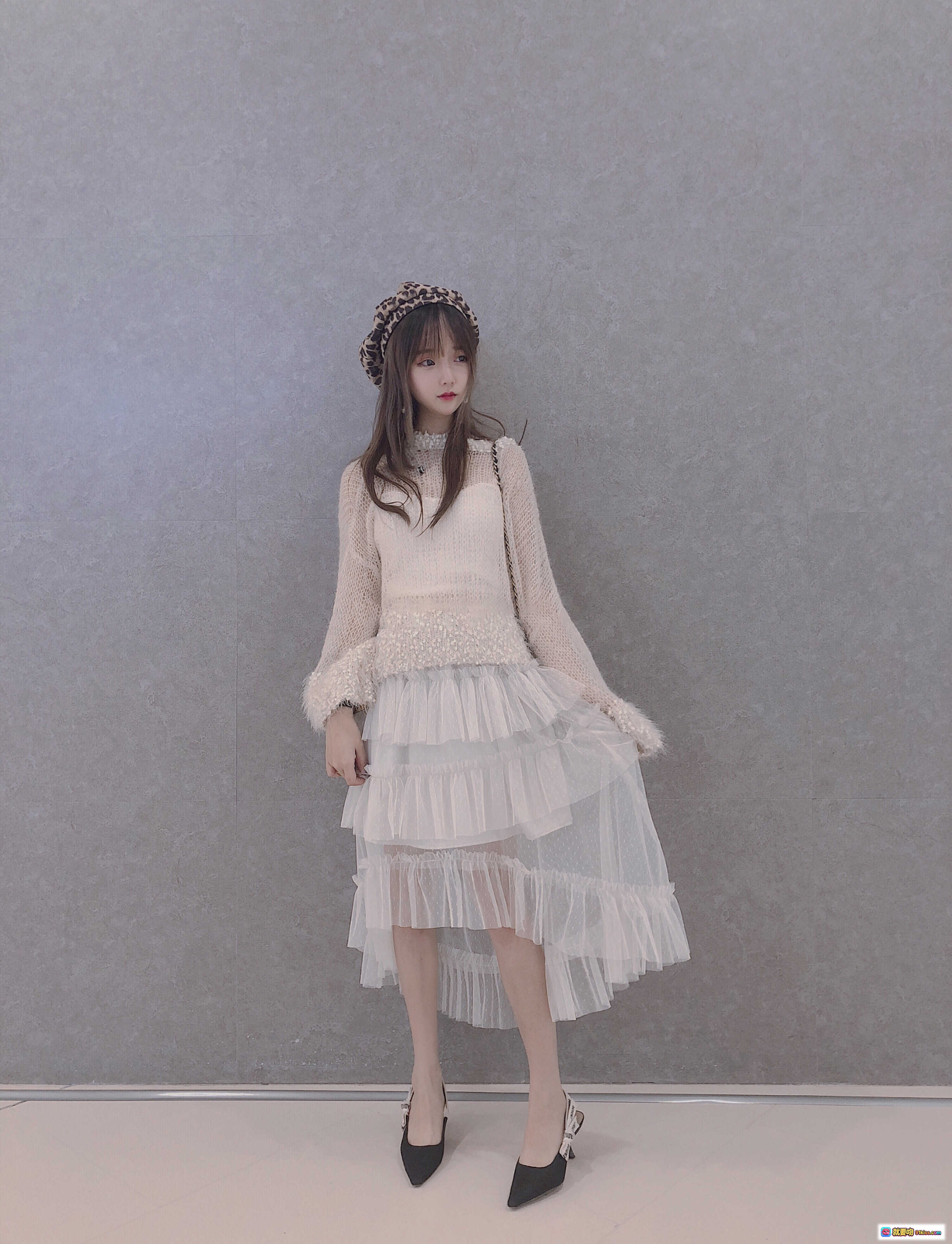 图片[9] - 米线日常穿搭：Dolce&Gabbana白色连帽卫衣+黑色紧身裤+链条包，简约时尚室内自拍风格 - 就要吻