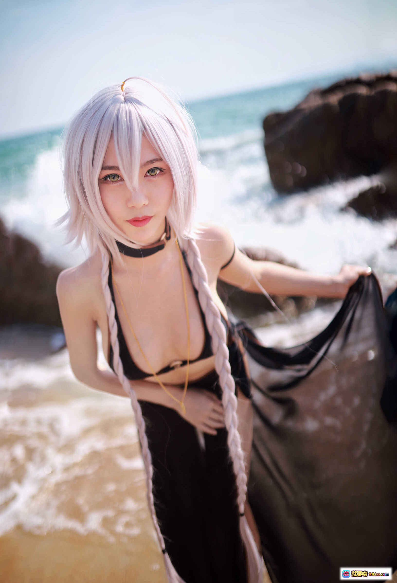 图片[3] - 抖娘利世NO.046黑贞德泳装cos写真 海边岩石银发双马尾黑比基尼性感美拍40P高清图集 - 就要吻