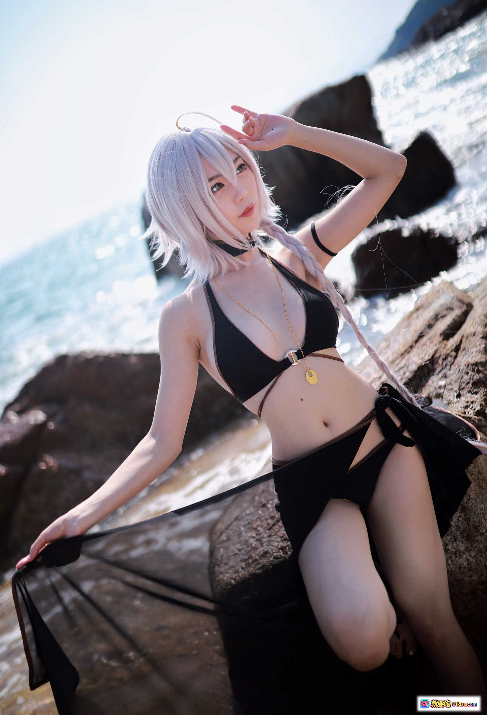 图片[8] - 抖娘利世NO.046黑贞德泳装cos写真 海边岩石银发双马尾黑比基尼性感美拍40P高清图集 - 就要吻