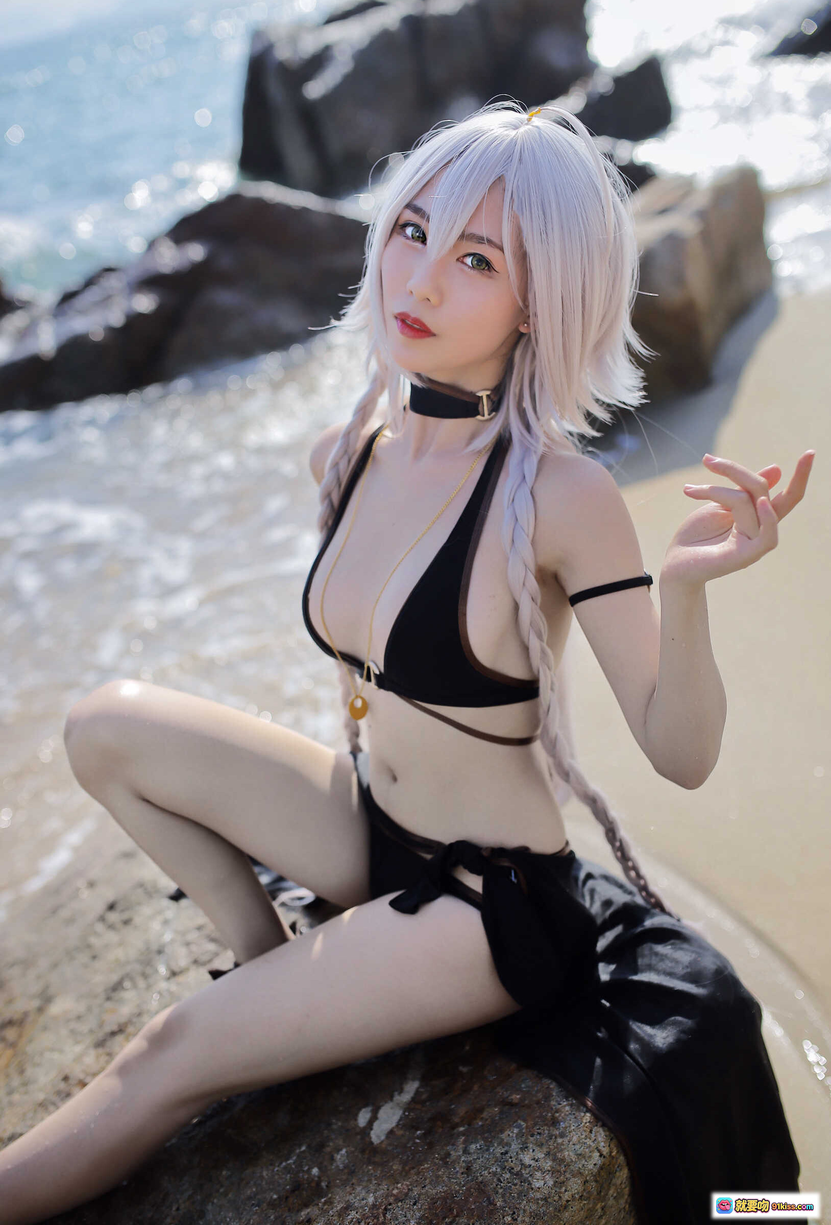 抖娘利世NO.046黑贞德泳装cos写真 海边岩石银发双马尾黑比基尼性感美拍40P高清图集 - 就要吻