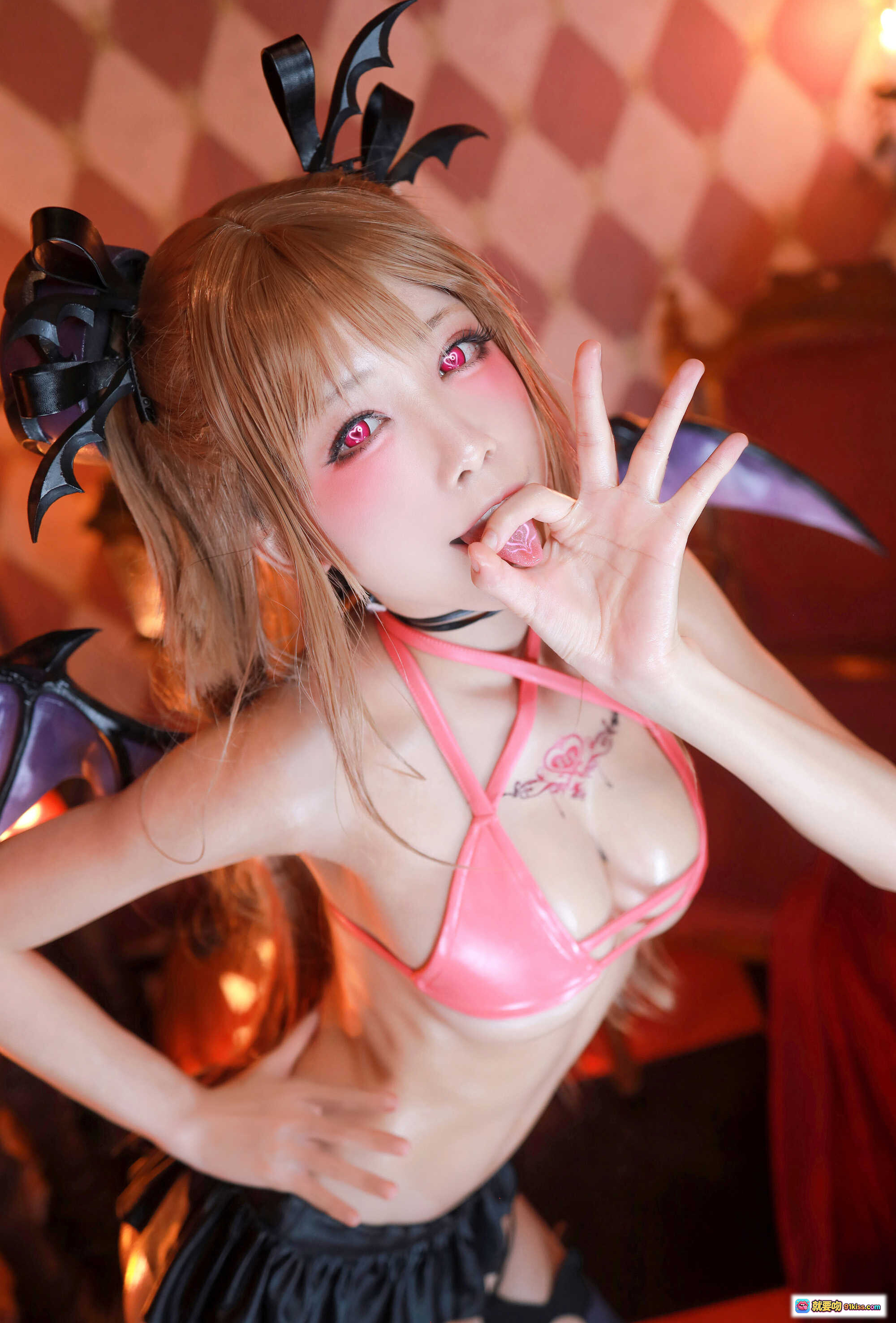 图片[7] - 水淼NO.061魔太郎cosplay写真｜粉色比基尼+恶魔角+条纹长袜+复古红椅+暖光氛围感美图 - 就要吻