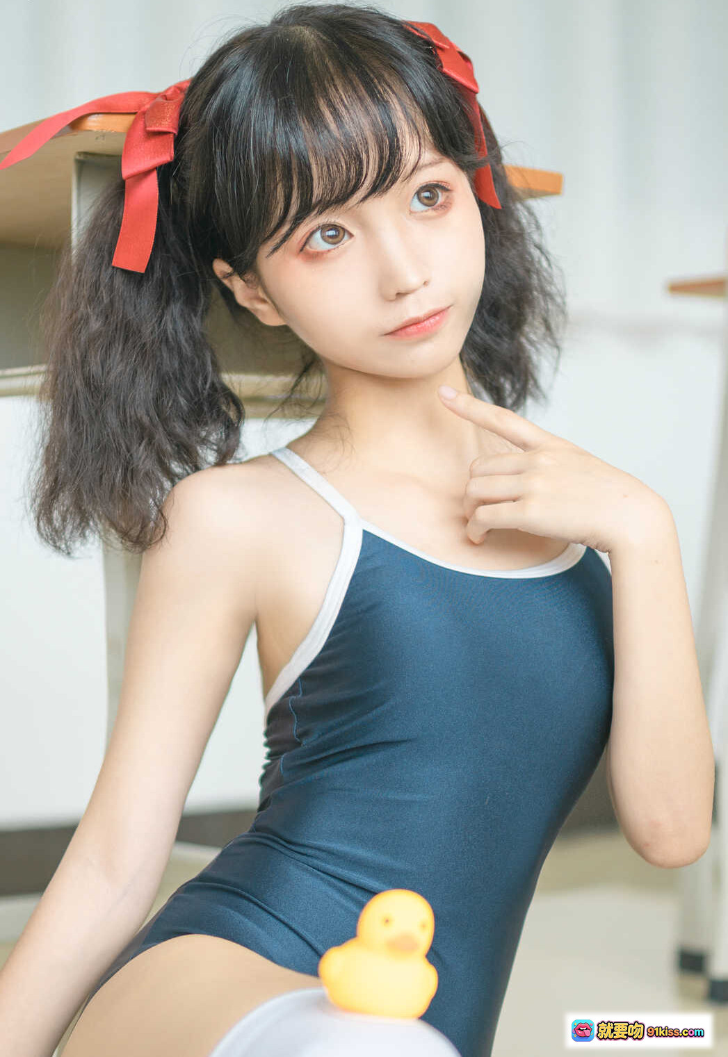 图片[1] - 蠢沫沫NO.001死库水写真 8.6分高颜值少女双马尾红蝴蝶结蓝色泳衣可爱黄鸭萌系摄影47P高清图集 - 就要吻