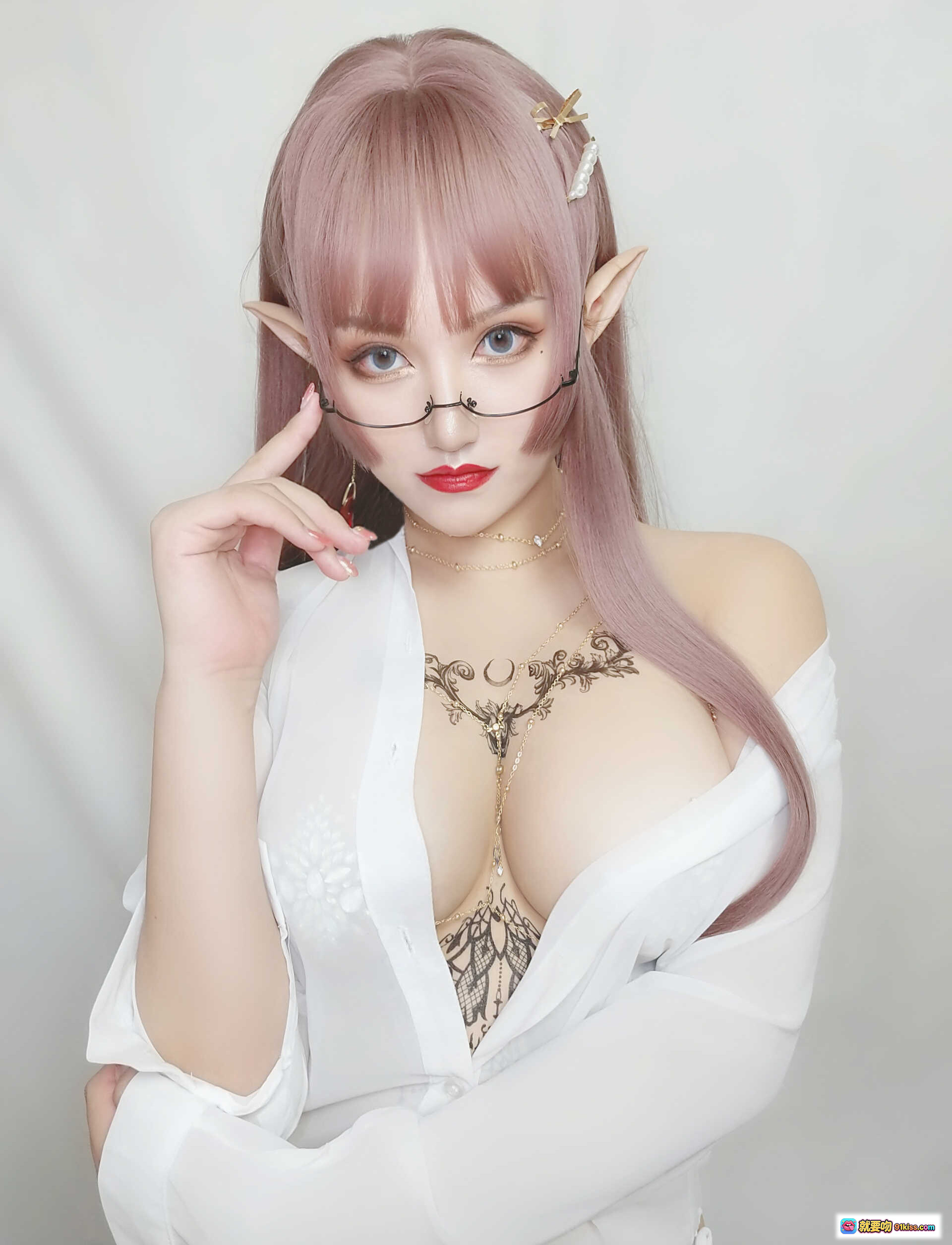 图片[1] - 夏鸽鸽不想起床NO.009 粉发精灵耳纹身水钻写真 42P9V-143MB 白衬衫红唇眼镜造型 - 就要吻