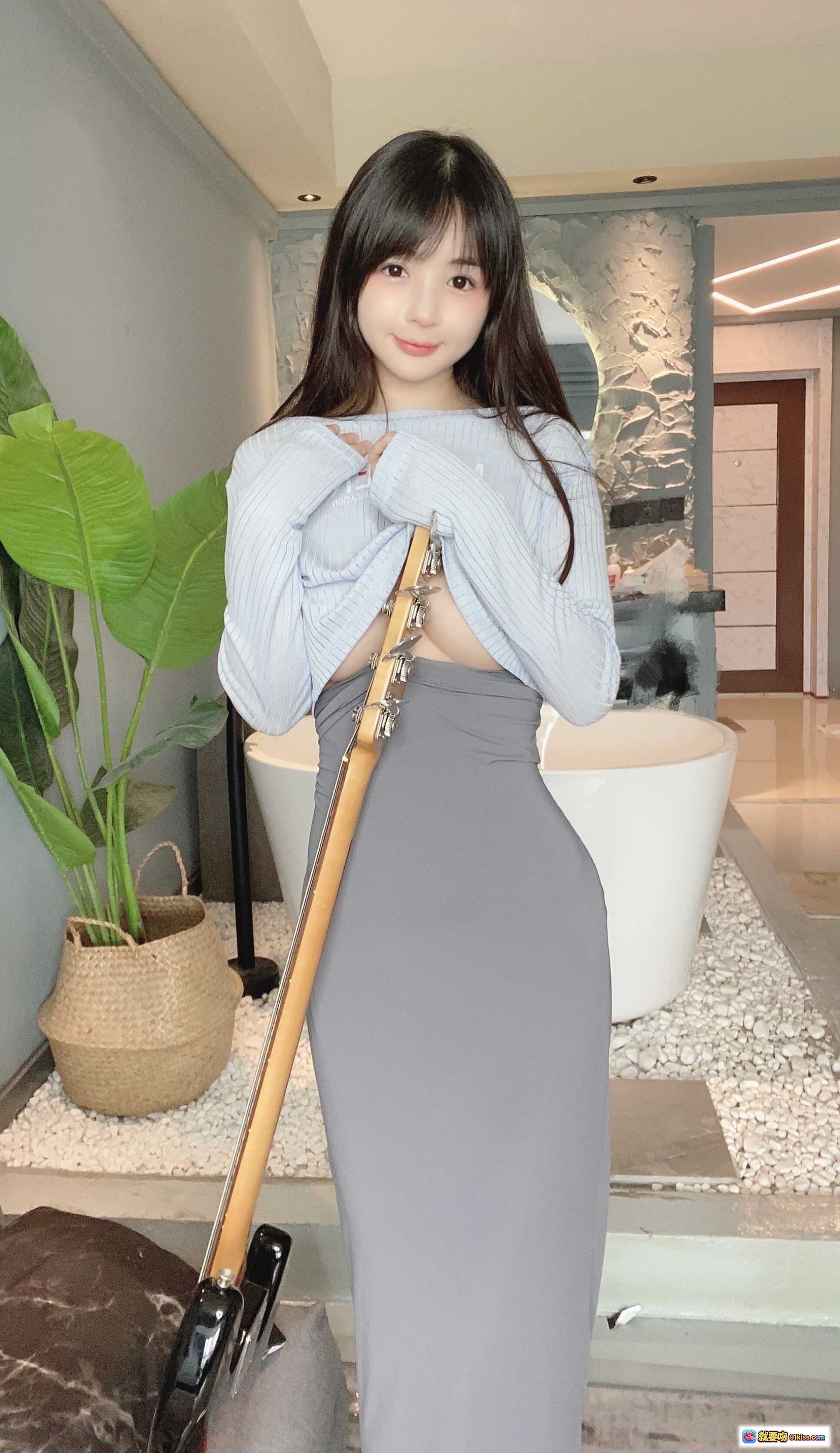 图片[5] - 桜井宁宁NO.032吉他妹妹浴室湿身写真｜蓝色透视上衣+灰色紧身长裙｜大理石背景淋浴场景｜66P高清图集 - 就要吻