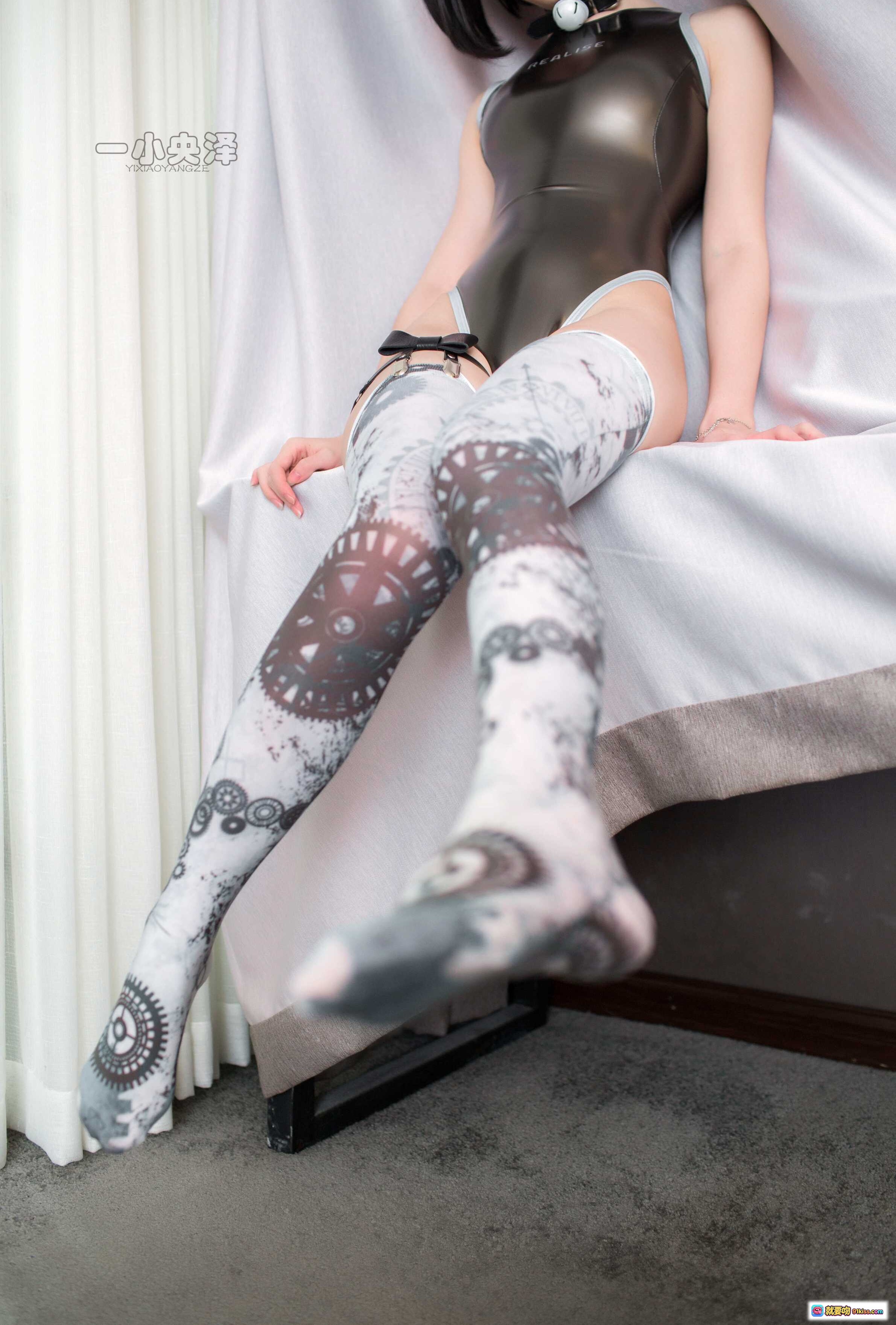 图片[6] - 一小央泽NO.054居家小猫咪cos写真｜黑发猫耳胶衣紧身衣蕾丝袜甜美诱惑风 - 就要吻