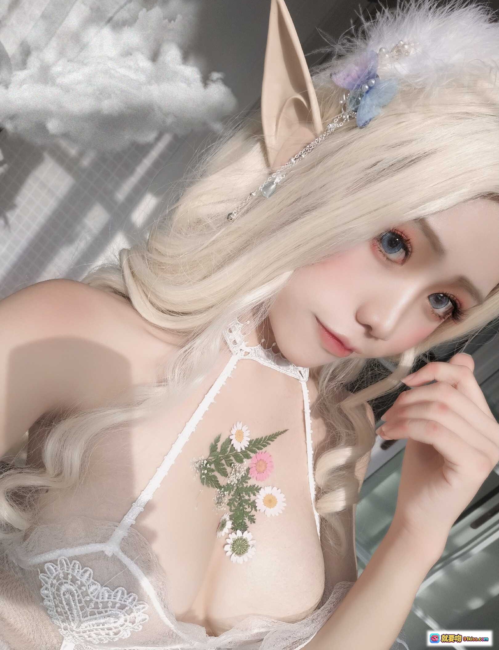 图片[1] - 一笑芳香沁NO.003少女与花写真｜精灵耳白发少女｜蕾丝透视花饰内衣｜甜美梦幻风｜高清25P - 就要吻