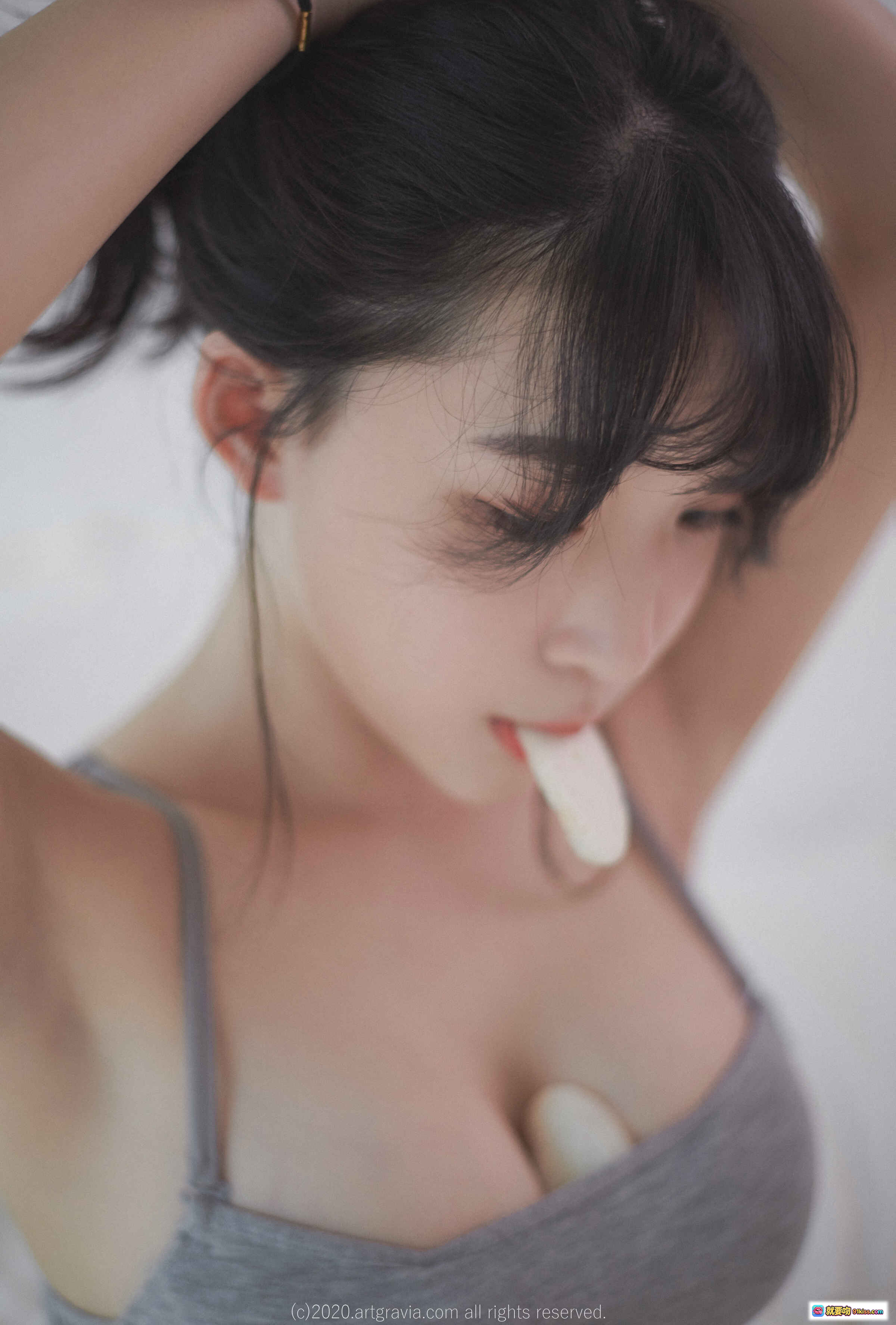 图片[2] - 姜仁卿 NO.026 ARTGRAVIA_VOL161 灰色吊带性感写真 持游戏手柄私房美拍 清纯少女风居家摄影 - 就要吻