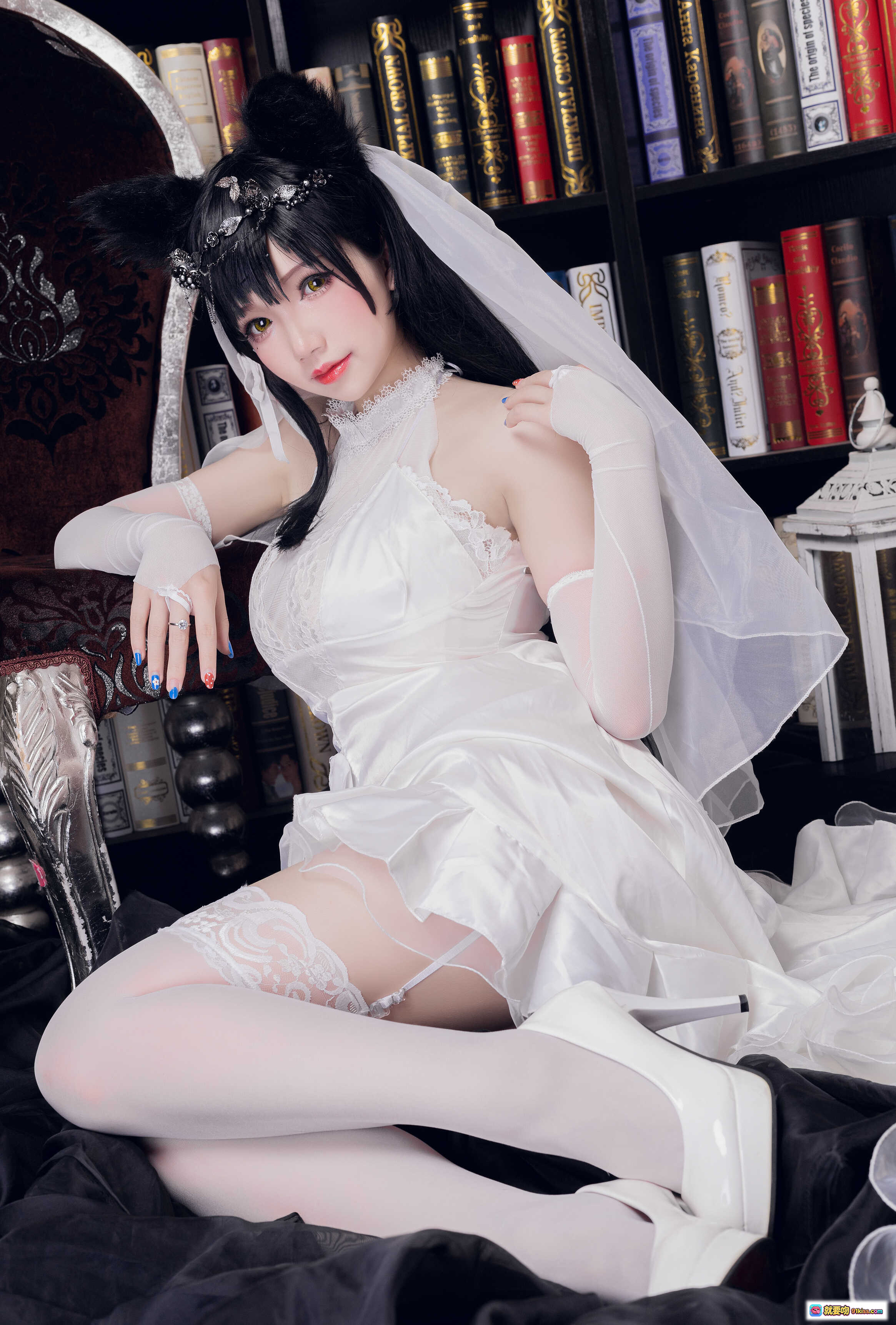 图片[4] - 雪晴Astra NO.016 爱宕花嫁 白色蕾丝吊带袜 高开叉婚纱裙 书架背景 性感写真 18P高清图集 - 就要吻