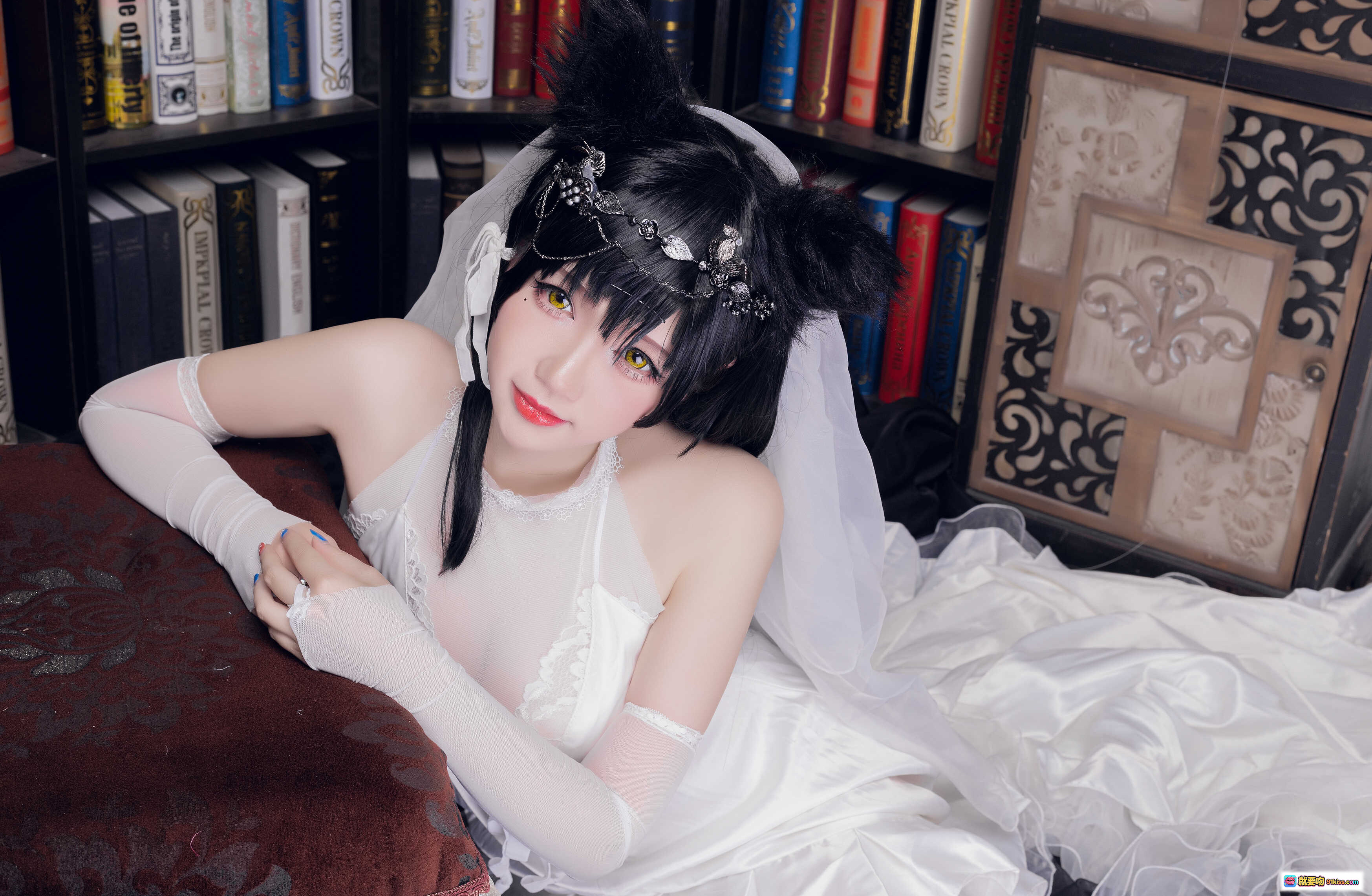 图片[2] - 雪晴Astra NO.016 爱宕花嫁 白色蕾丝吊带袜 高开叉婚纱裙 书架背景 性感写真 18P高清图集 - 就要吻