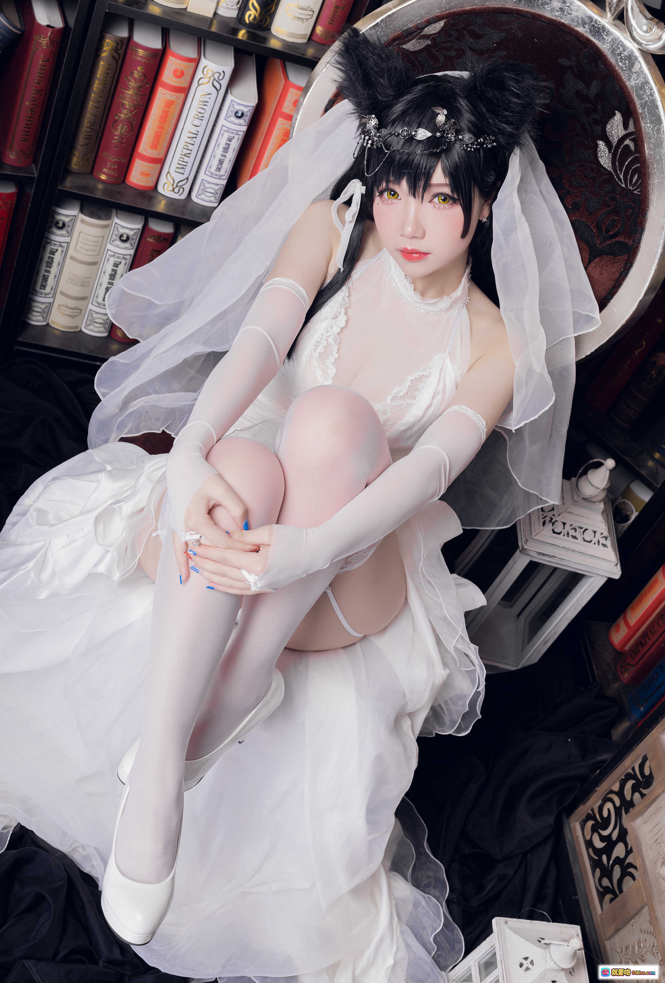 图片[3] - 雪晴Astra NO.016 爱宕花嫁 白色蕾丝吊带袜 高开叉婚纱裙 书架背景 性感写真 18P高清图集 - 就要吻