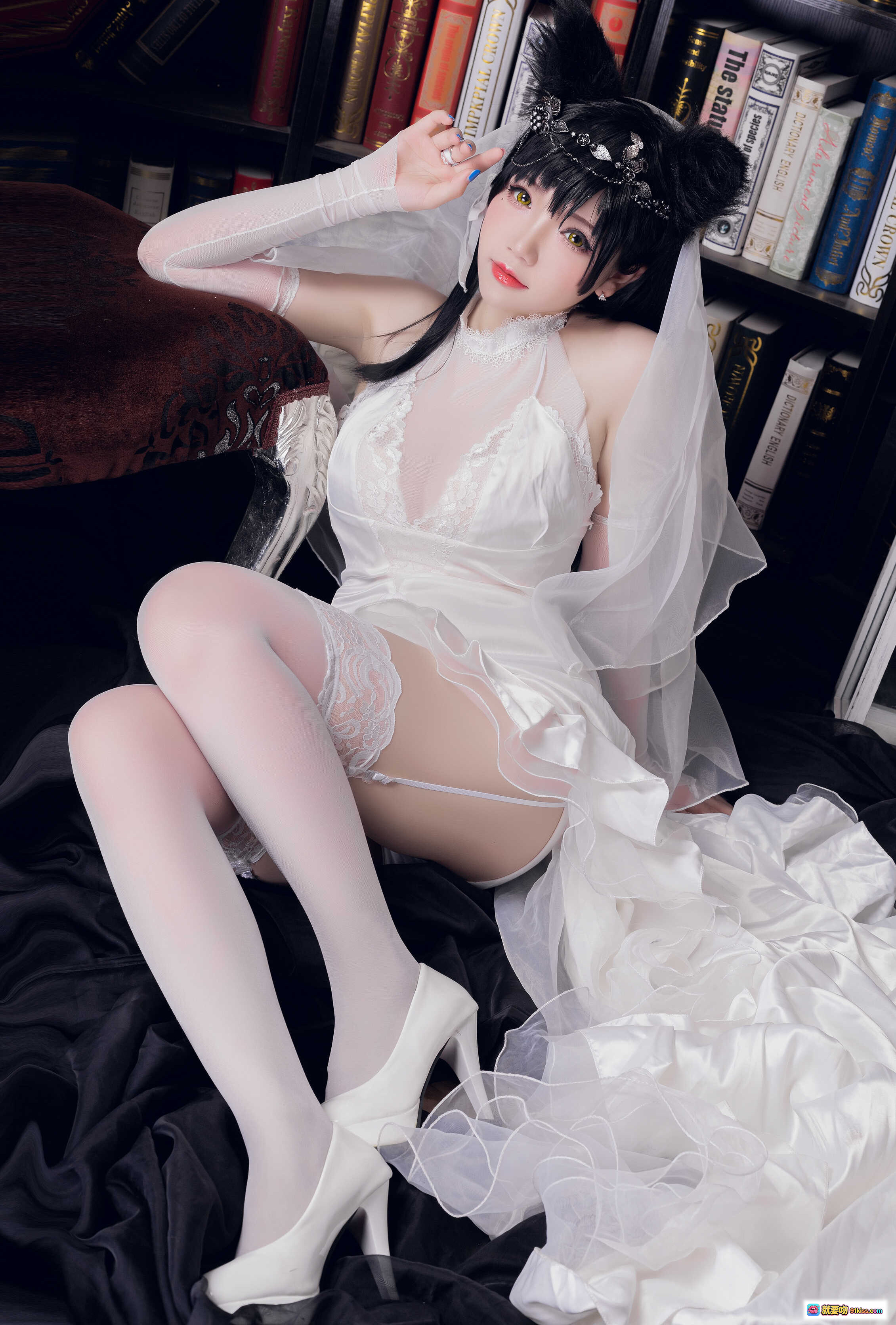 图片[7] - 雪晴Astra NO.016 爱宕花嫁 白色蕾丝吊带袜 高开叉婚纱裙 书架背景 性感写真 18P高清图集 - 就要吻