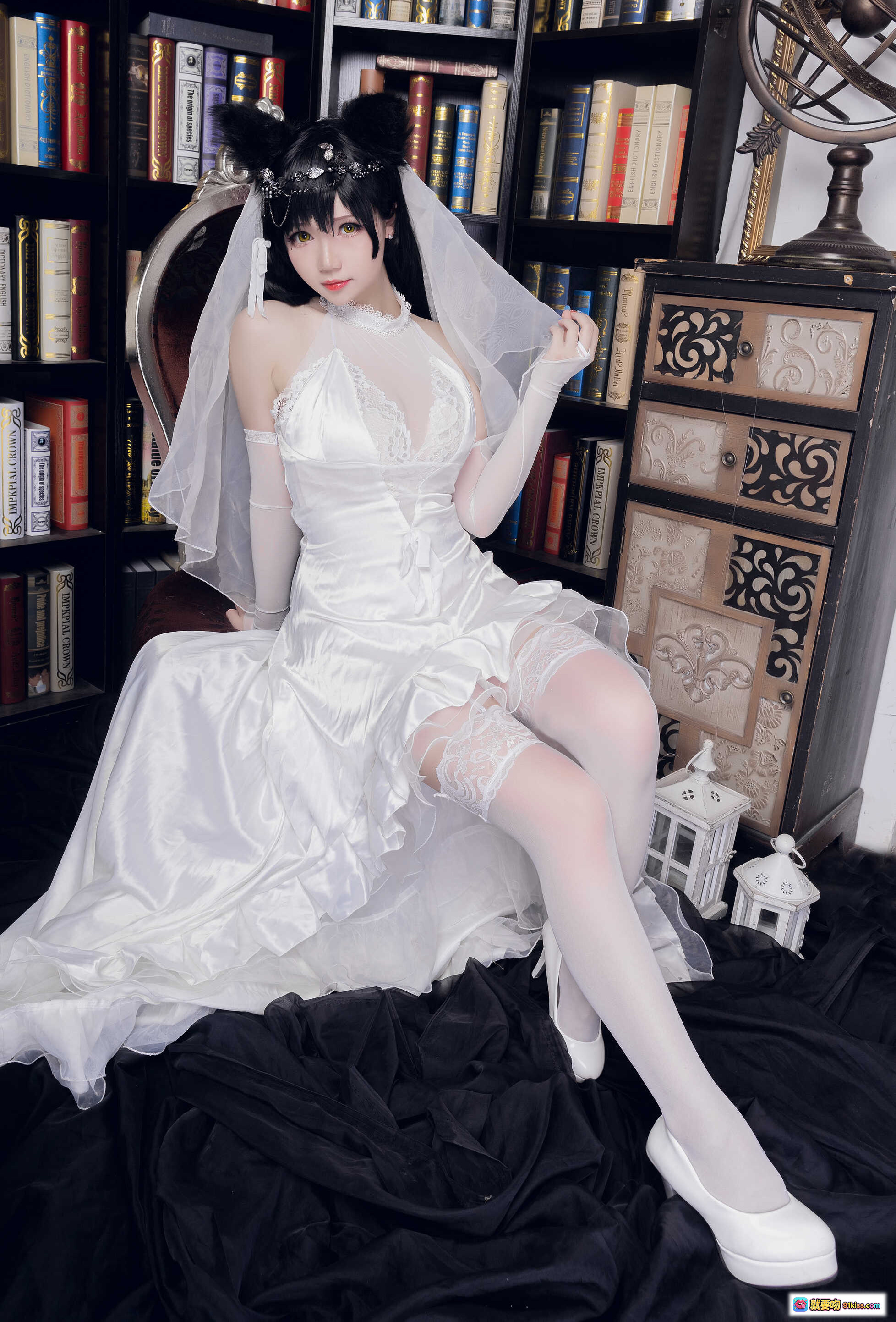 图片[8] - 雪晴Astra NO.016 爱宕花嫁 白色蕾丝吊带袜 高开叉婚纱裙 书架背景 性感写真 18P高清图集 - 就要吻