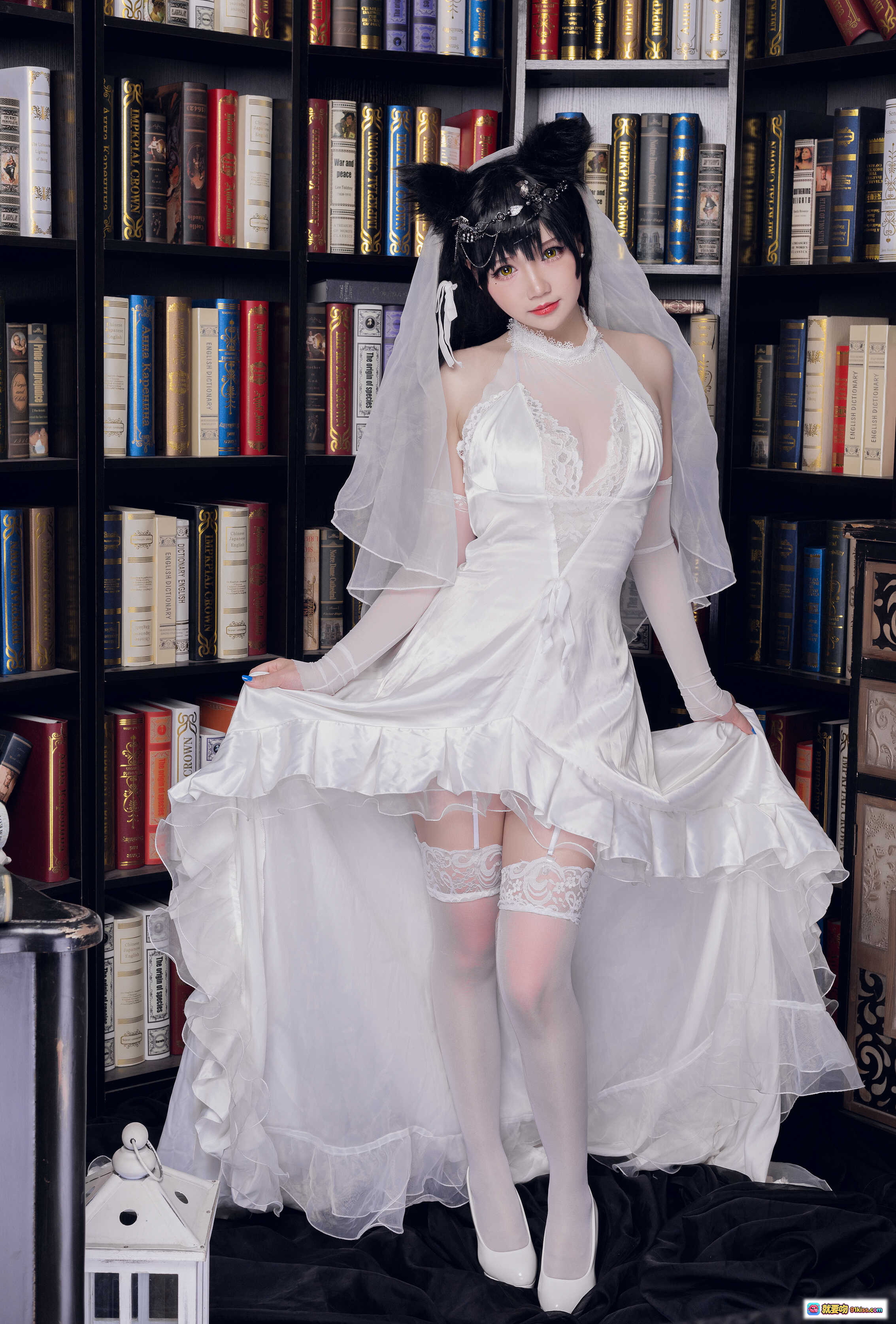 图片[9] - 雪晴Astra NO.016 爱宕花嫁 白色蕾丝吊带袜 高开叉婚纱裙 书架背景 性感写真 18P高清图集 - 就要吻