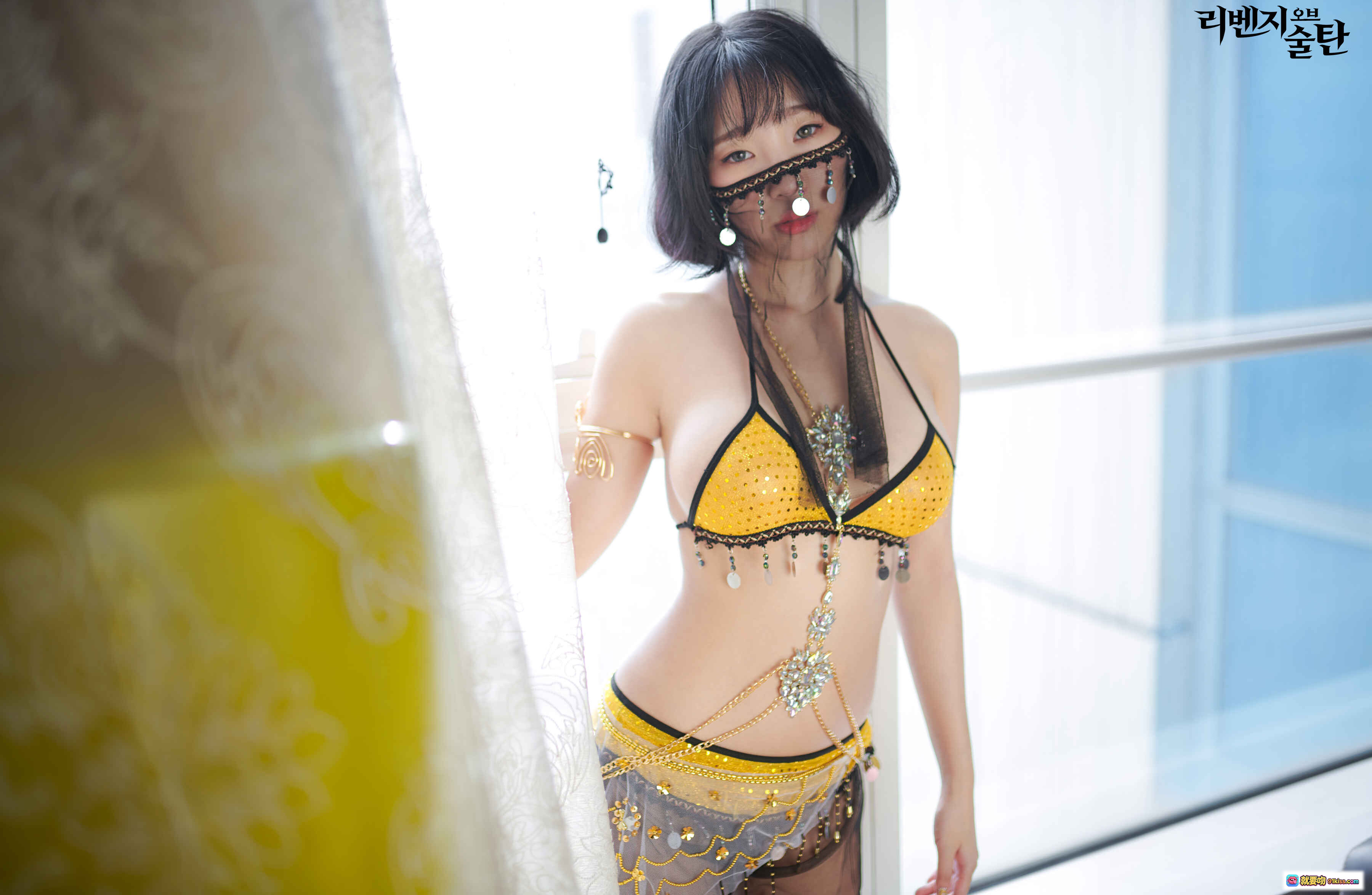 图片[2] - 姜仁卿NO.036复仇苏丹概念写真｜黄色蕾丝内衣+黑纱蒙面+异域风配饰+性感坐姿写真 - 就要吻