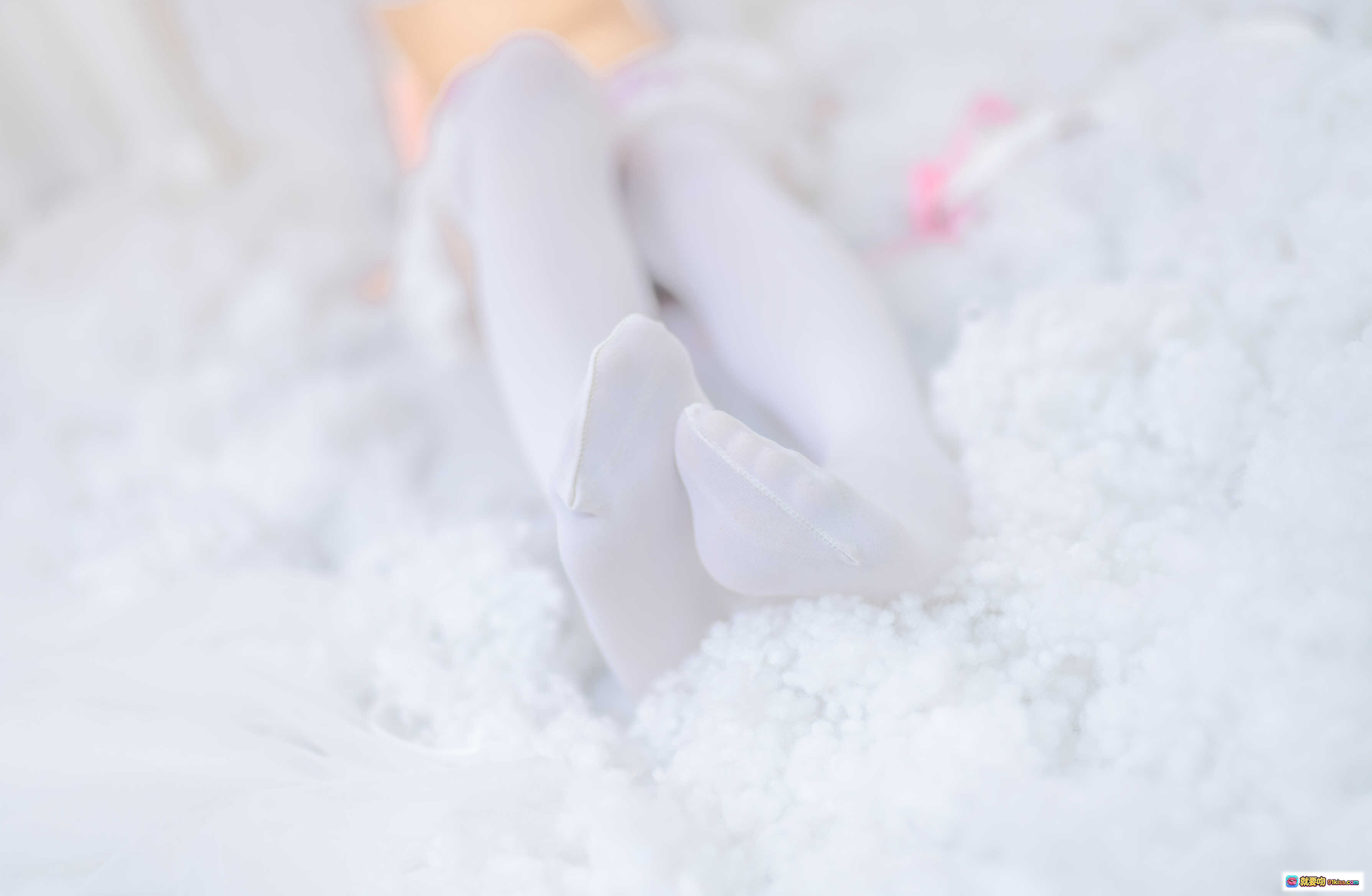 图片[1] - 蠢沫沫NO.024蕾姆花嫁写真 白丝美腿雪地躺卧 44P高清图集 甜美少女风 柔光氛围感 情侣主题穿搭 - 就要吻