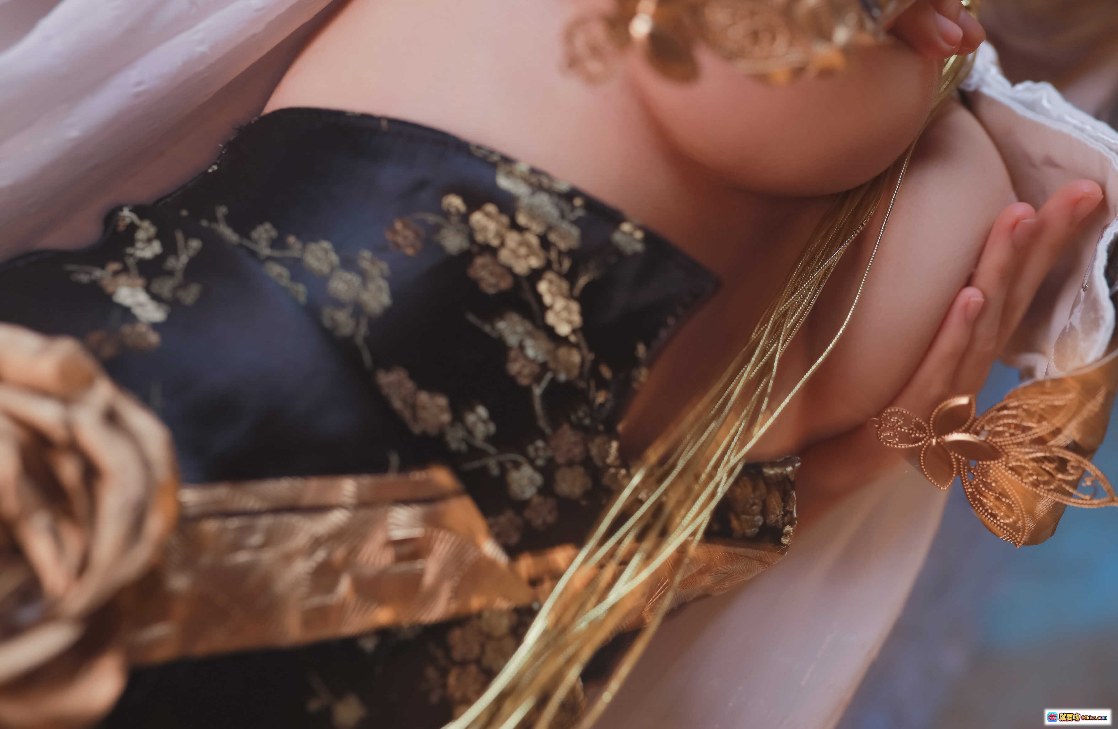 图片[3] - 水淼aqua NO.035 天狼星 Cosplay写真 | 白发少女和风室内场景 | 黑金蕾丝服饰+薄纱外披 | 樱花散落木地板 | 精致茶具背景 | 39P高清图集 - 就要吻