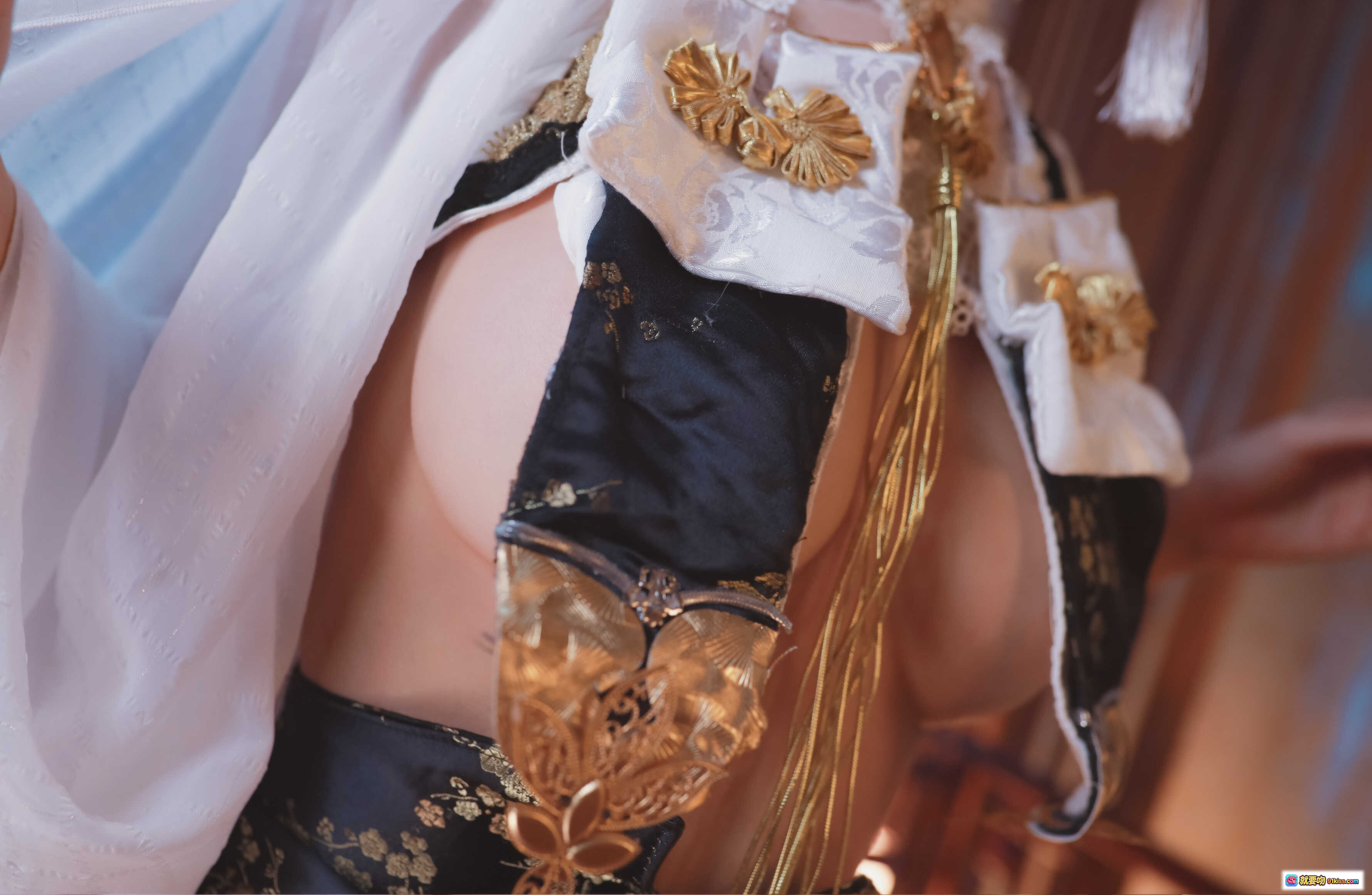 图片[9] - 水淼aqua NO.035 天狼星 Cosplay写真 | 白发少女和风室内场景 | 黑金蕾丝服饰+薄纱外披 | 樱花散落木地板 | 精致茶具背景 | 39P高清图集 - 就要吻