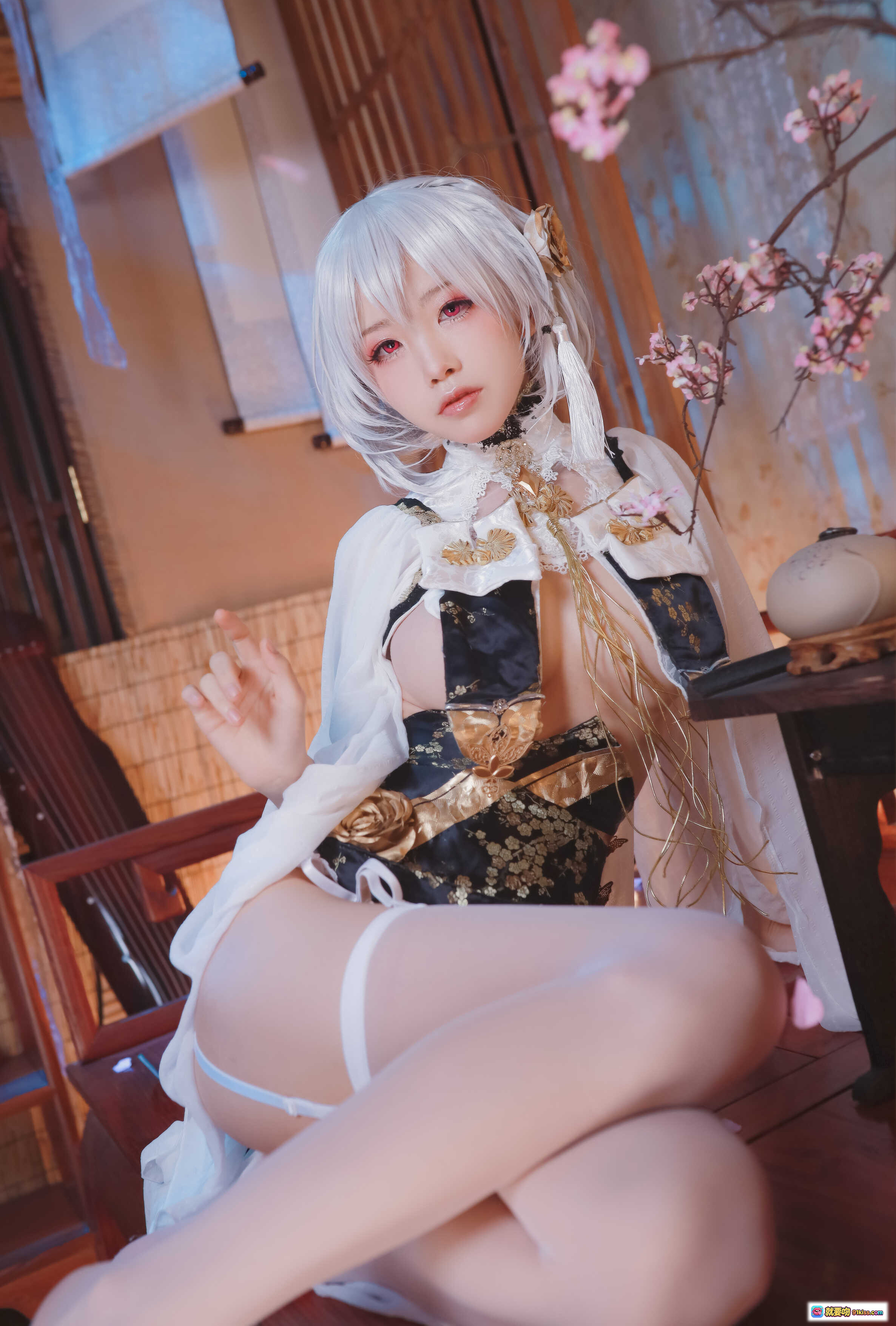 图片[6] - 水淼aqua NO.035 天狼星 Cosplay写真 | 白发少女和风室内场景 | 黑金蕾丝服饰+薄纱外披 | 樱花散落木地板 | 精致茶具背景 | 39P高清图集 - 就要吻