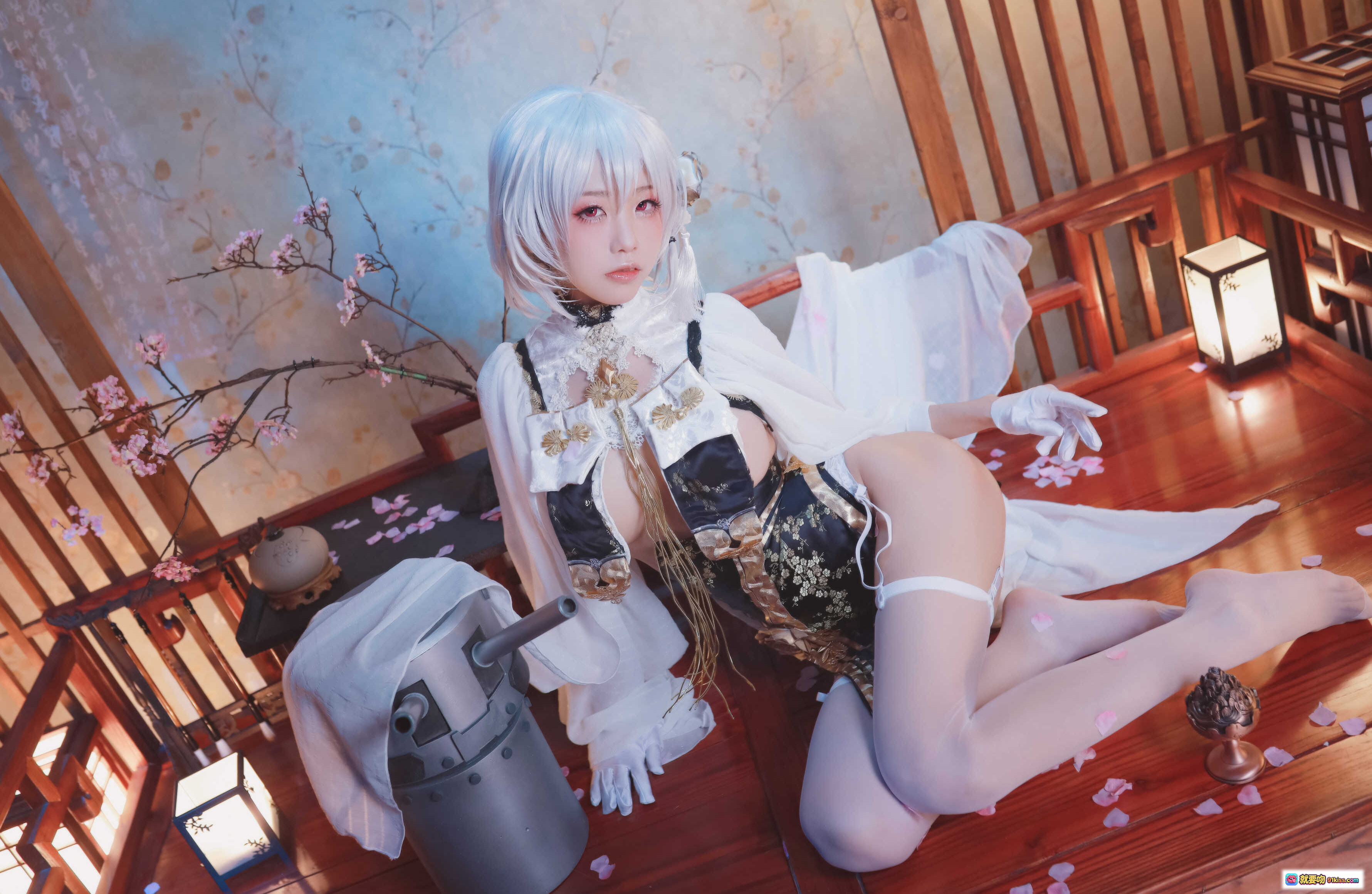 图片[7] - 水淼aqua NO.035 天狼星 Cosplay写真 | 白发少女和风室内场景 | 黑金蕾丝服饰+薄纱外披 | 樱花散落木地板 | 精致茶具背景 | 39P高清图集 - 就要吻
